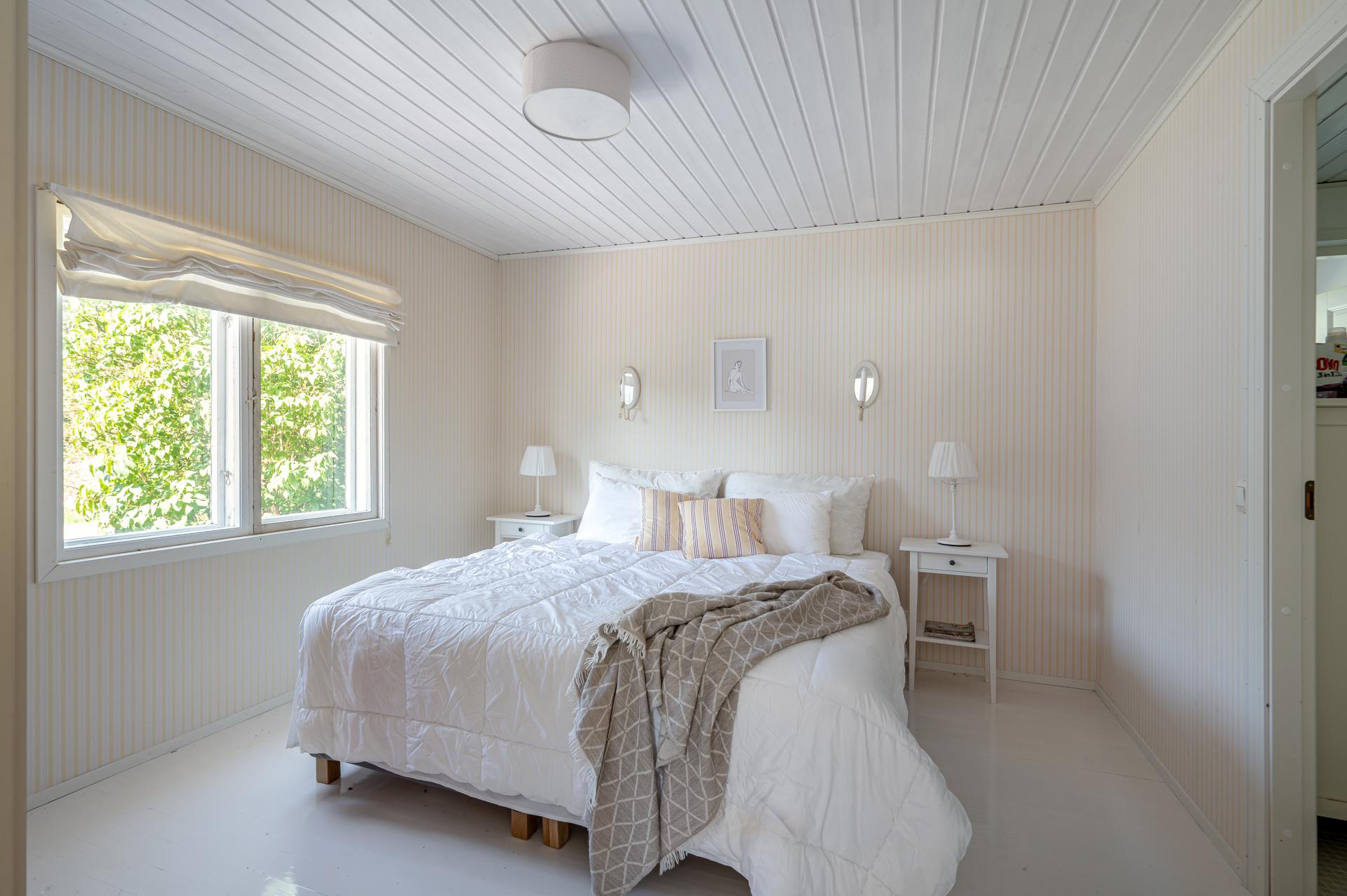 Alakerran tunnelmallinen makuuhuone