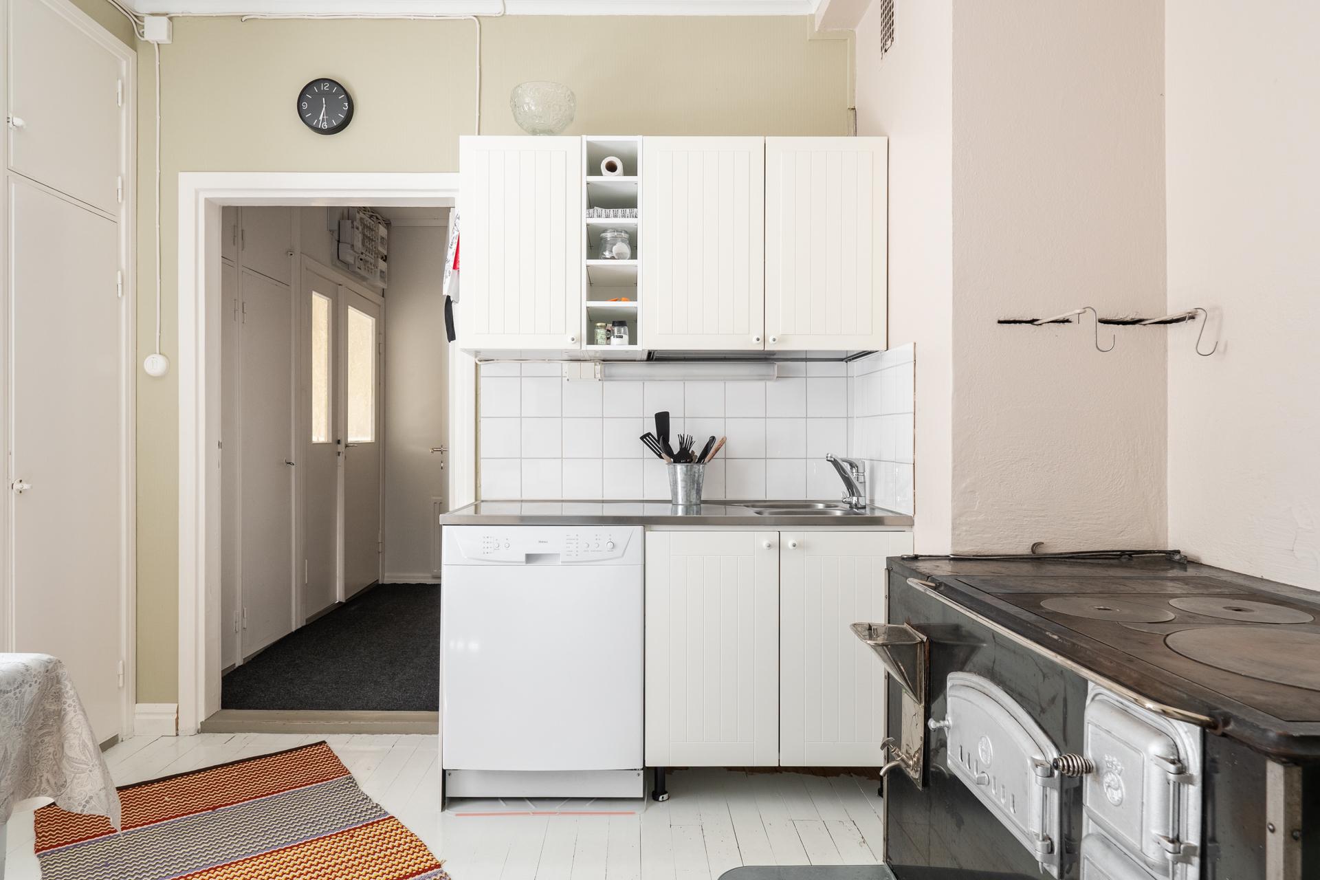 Keittiössä tunnelman luojana puuliesi leivinuuneineen