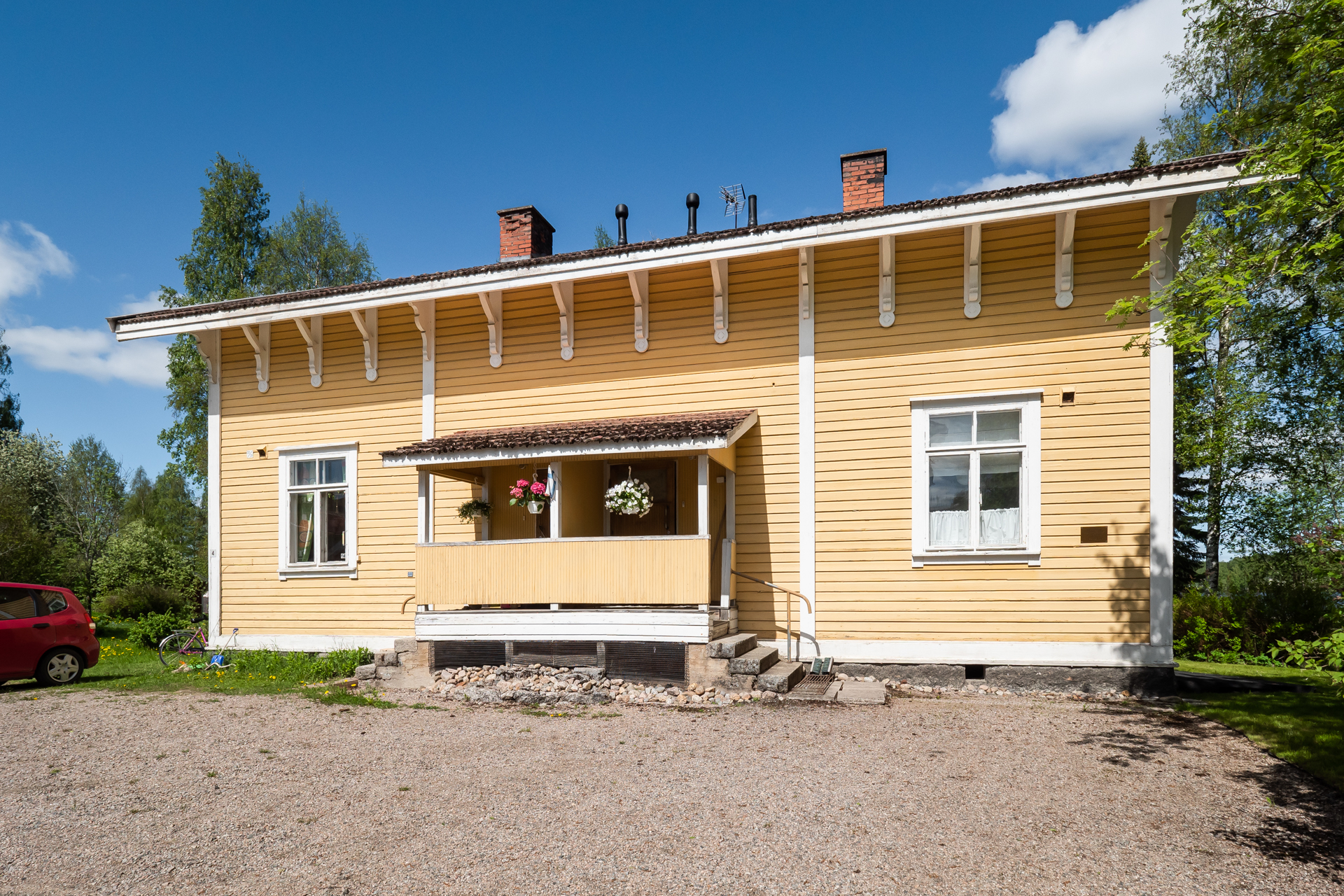 Julkisivua Granholmintieltä