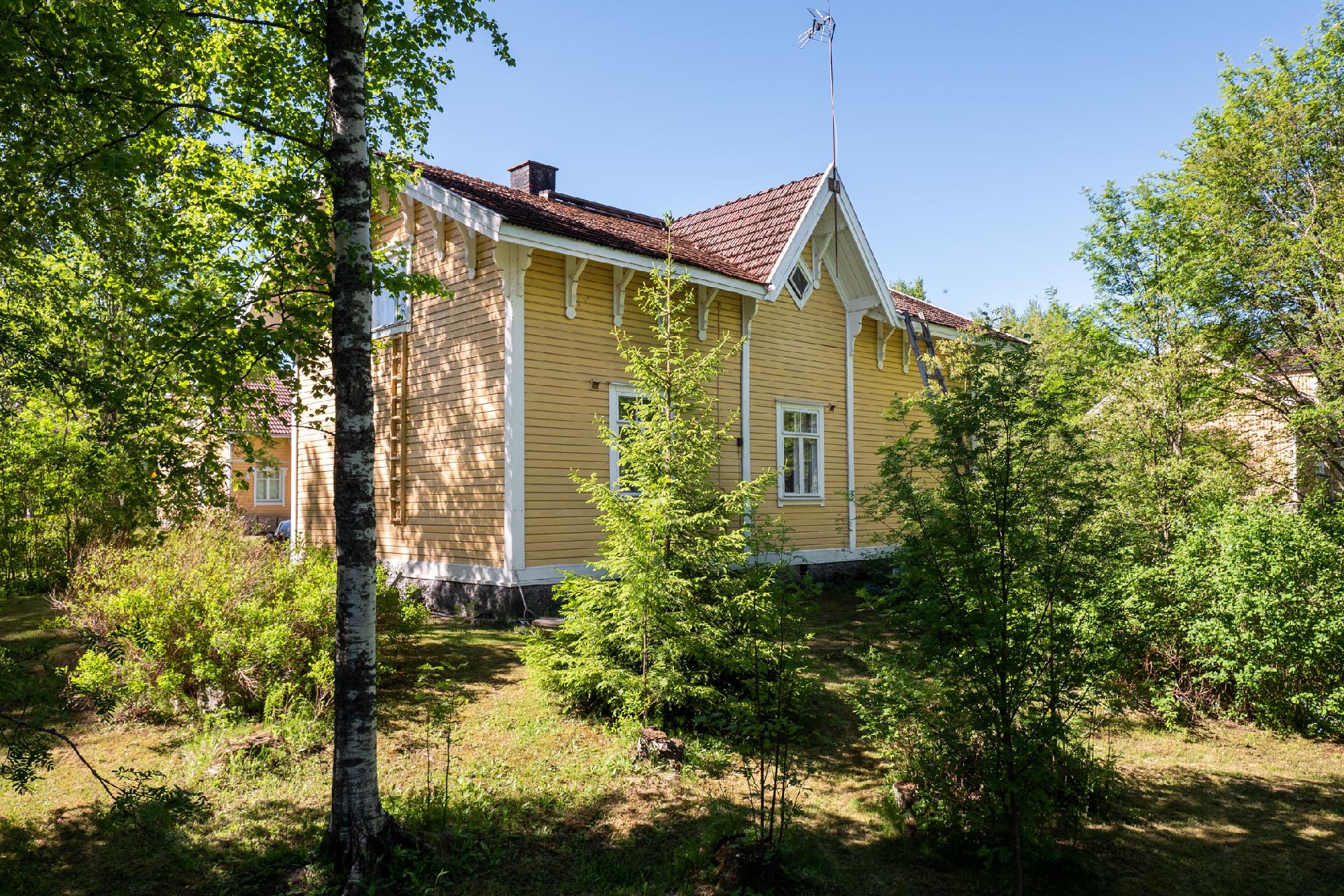 Julkisivua pihan puolelta