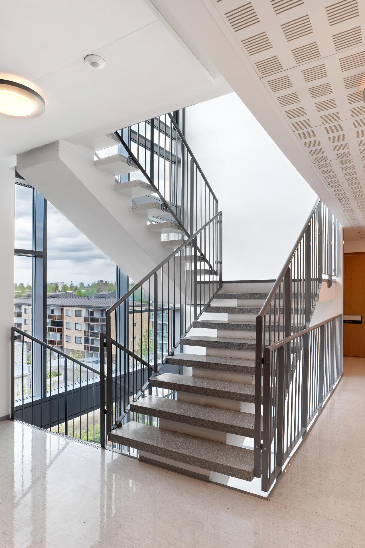 Valoisa rappukäytävä