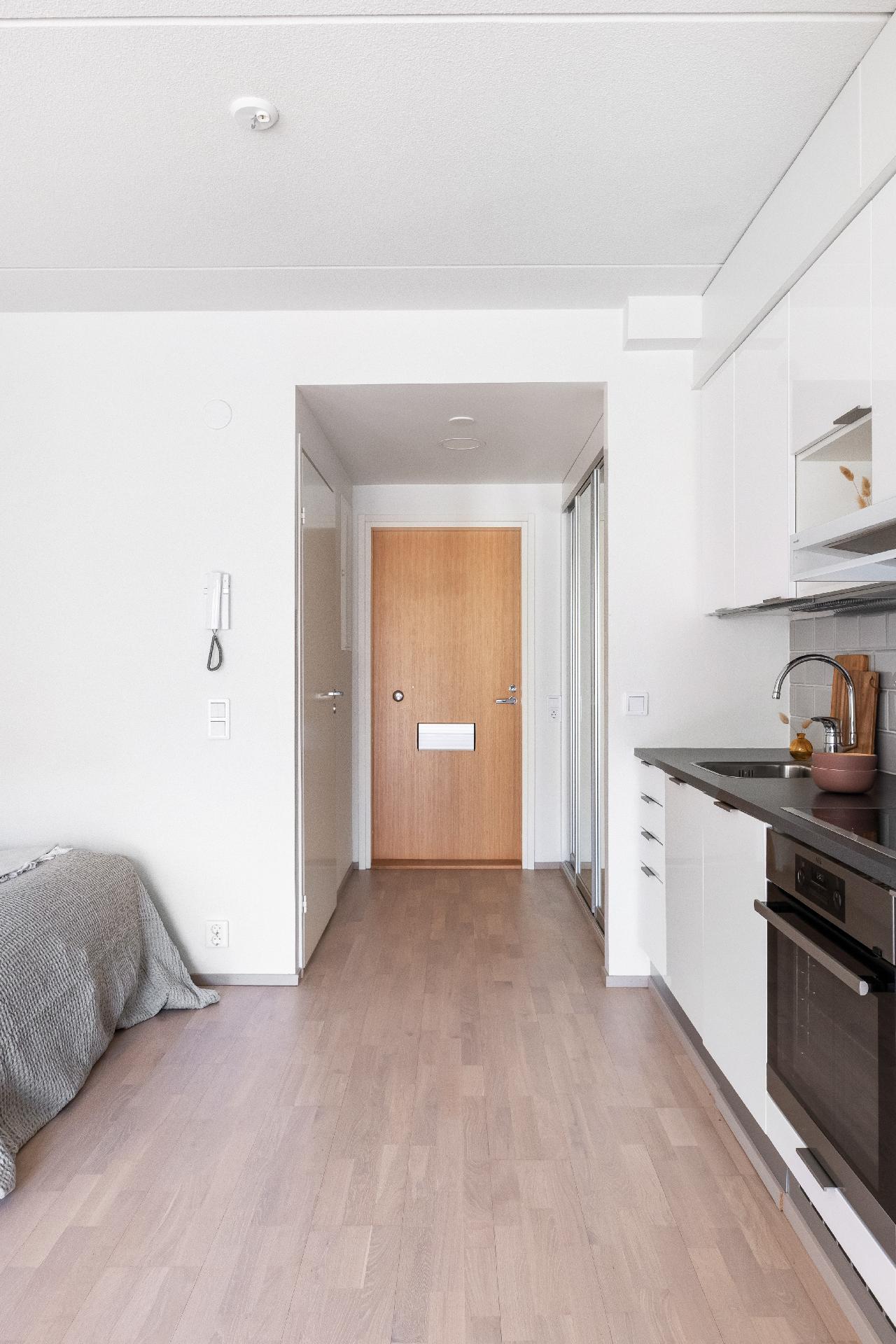 Eteisessä likuovikaapistot 