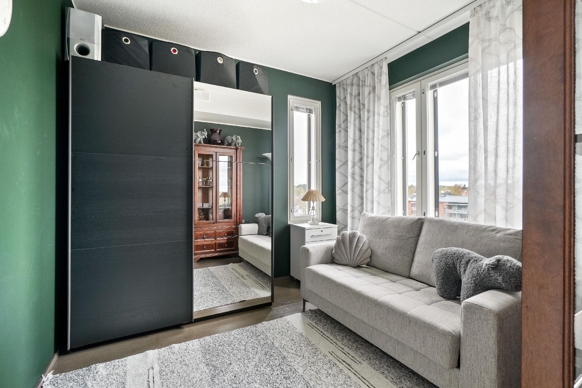 Pienempi makuuhuone palvelee vierashuoneena.