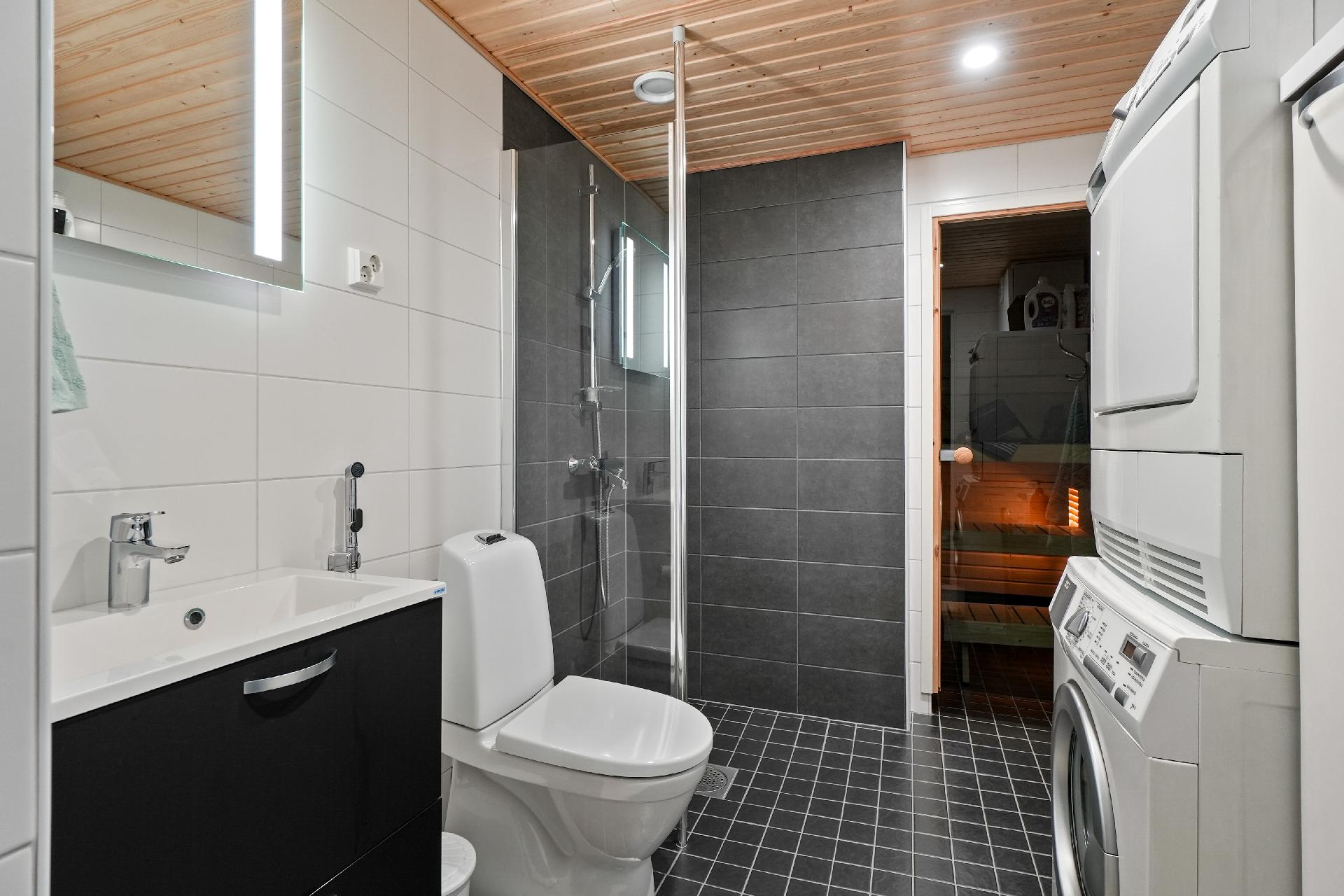 Arjen luksusta on tilava kylpyhuone ja oma sauna.