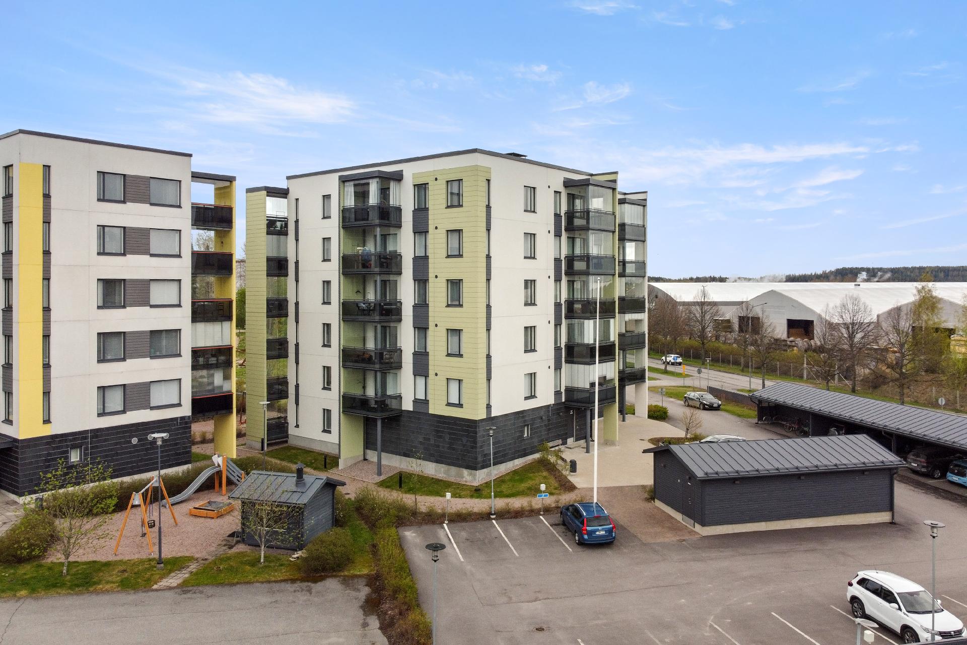  Kaikki kaupungin palvelut avautuvat ympärillä: ruokakauppa, kauppakeskus, päiväkodit, koulut ja rautatieasema. 