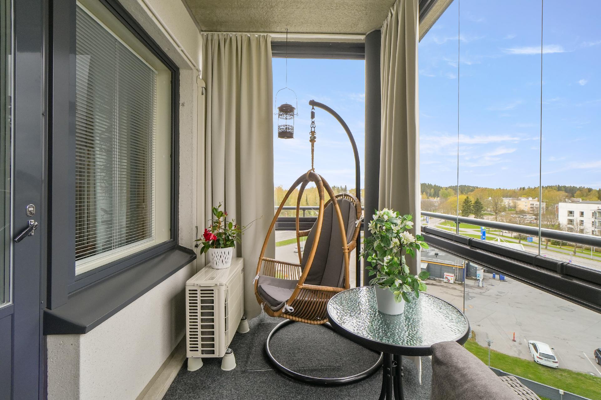 Ilta-auringon suuntaan avautuva parveke on sisustettu tunnelmalliseksi.