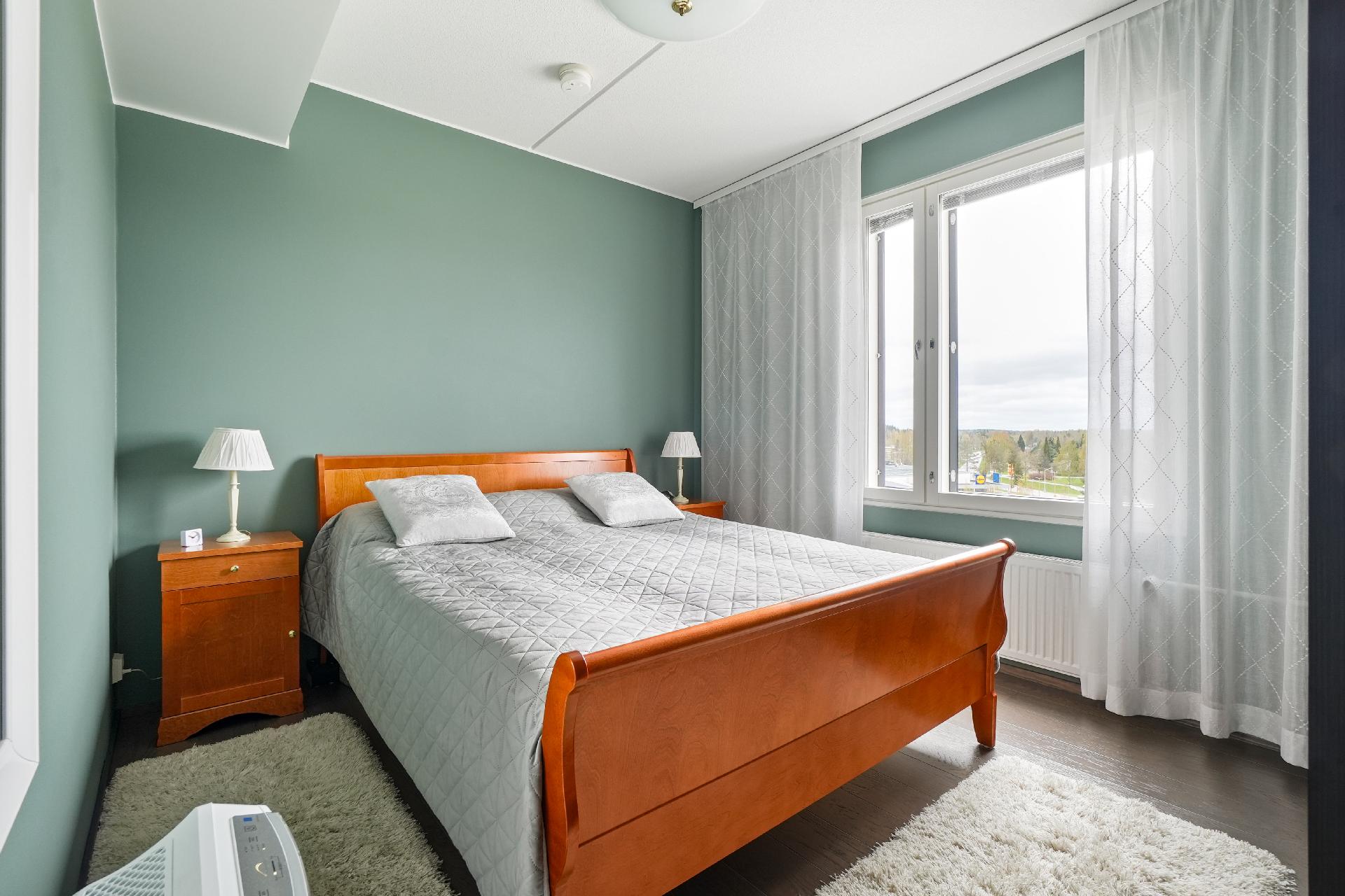 Päämakuuhuoneen tunnelmaa, vaatekaapistot jäävät kuvassa oikealle puolelle.