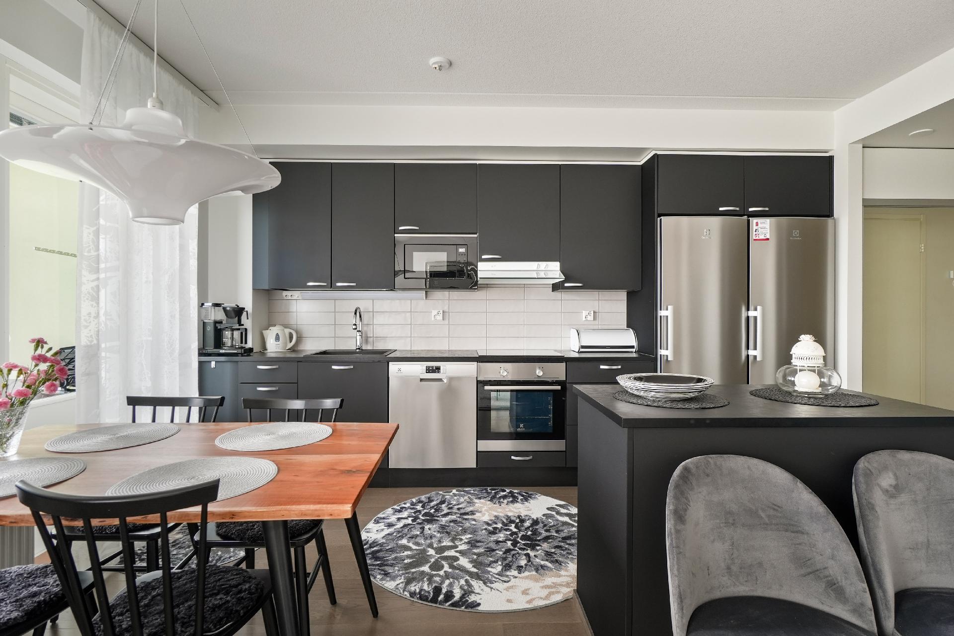 Avokeittiö saarekkeineen.