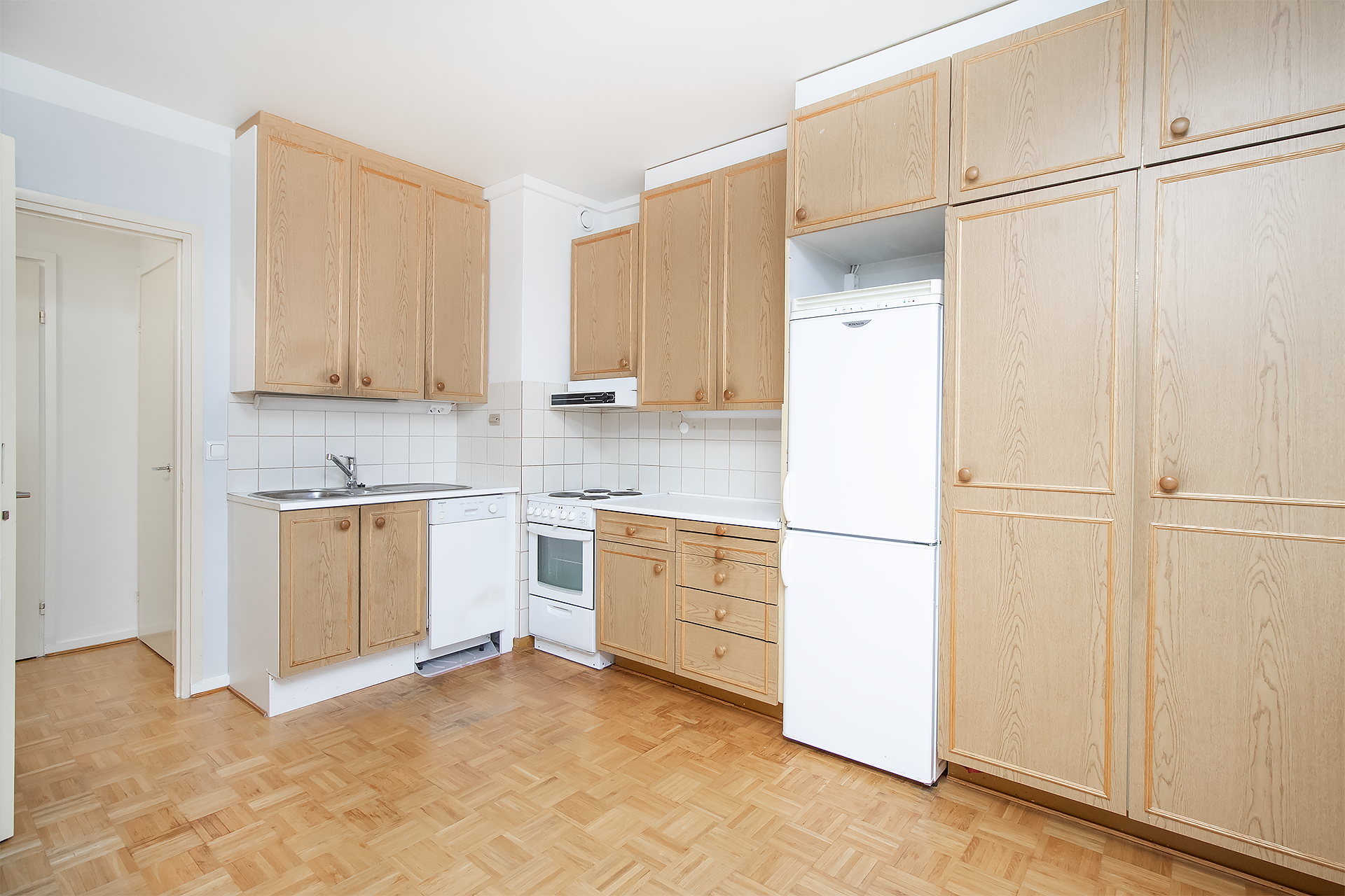 keittiössä reilusti kaappitilaa