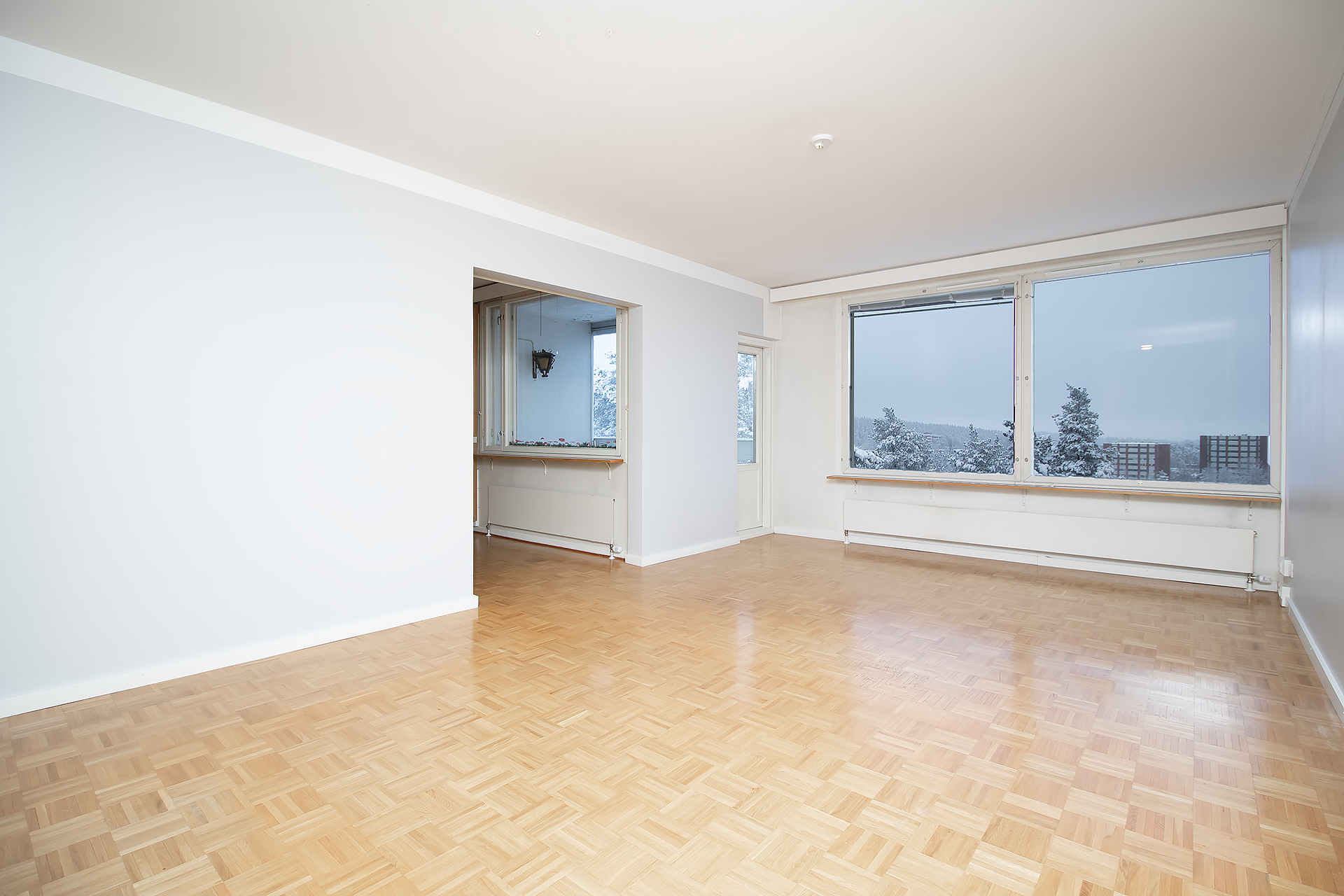 Olohuoneessa isot ikkunat, jotka tuovat valoa 