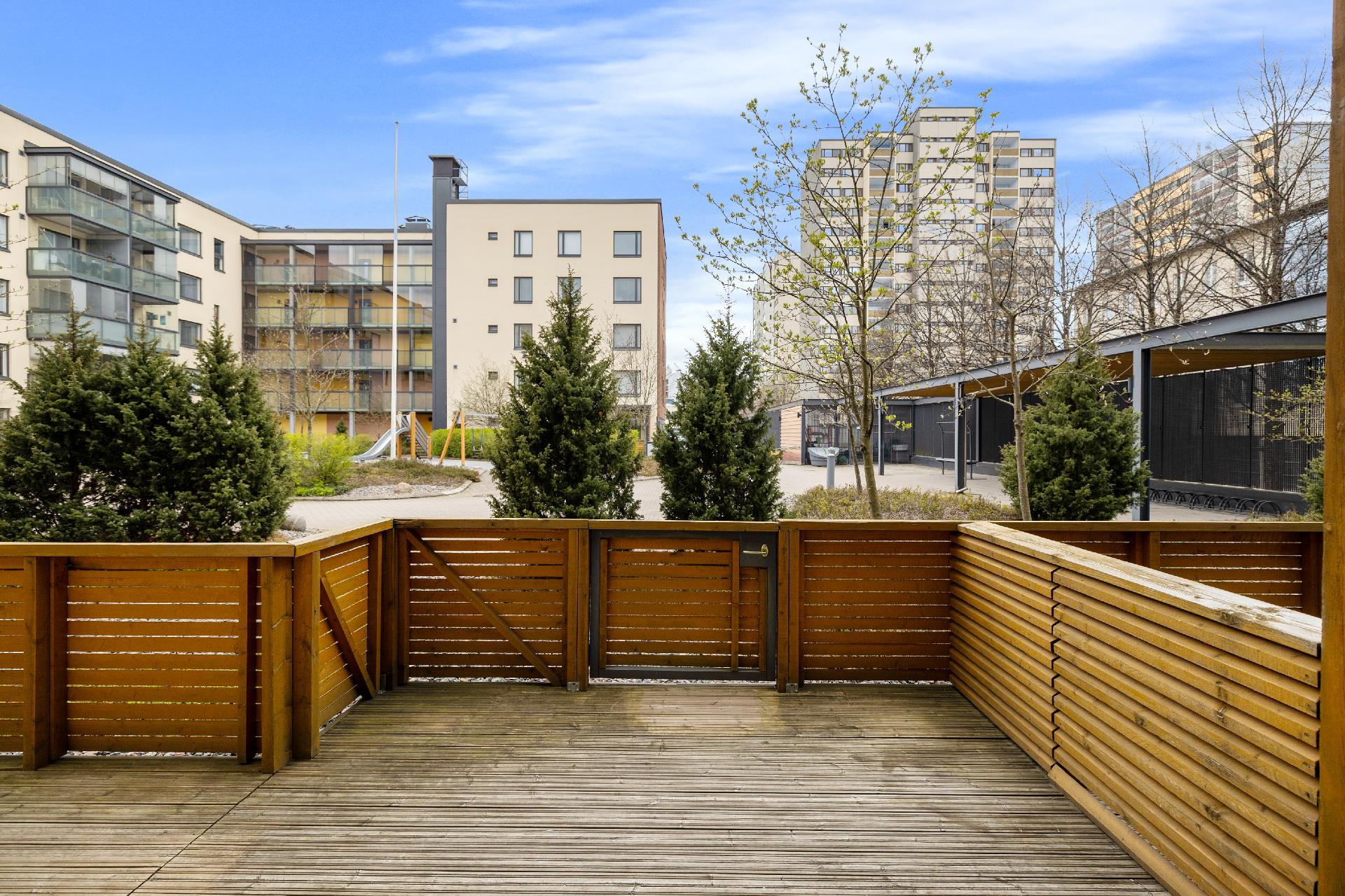 Tilava terassi, kesää odotellaan