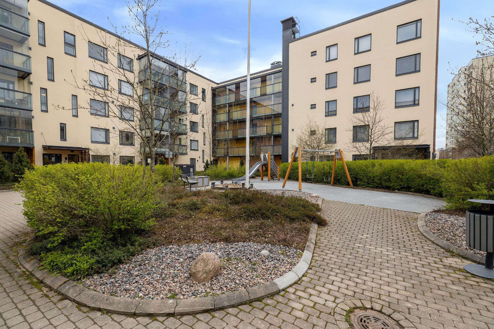 Lapsille leikkipaikka sisäpihalla