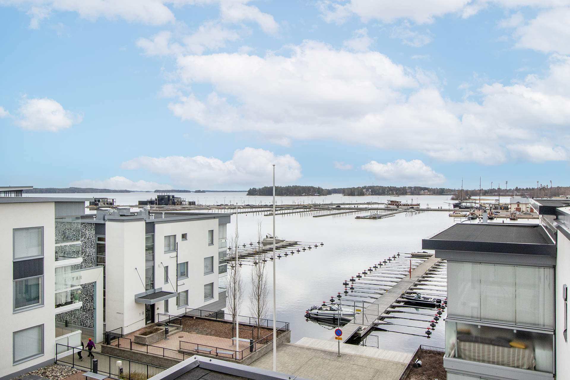 Parvekkeelta järvinäköala.
