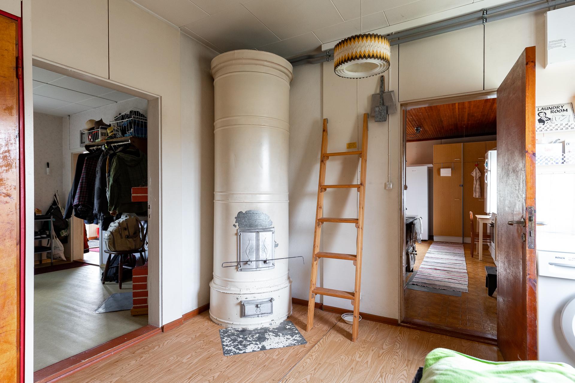 Alakerran huone 2, jossa pesukoneelle liitäntä