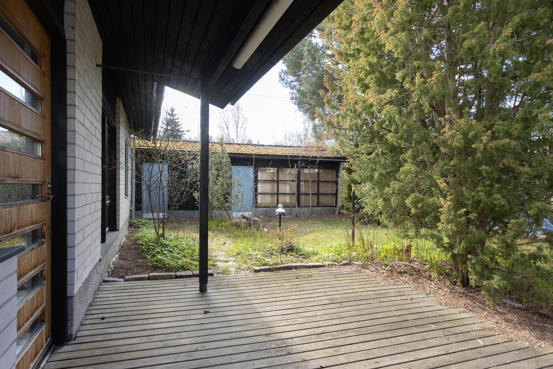 Kuvaa terassilta pihalle