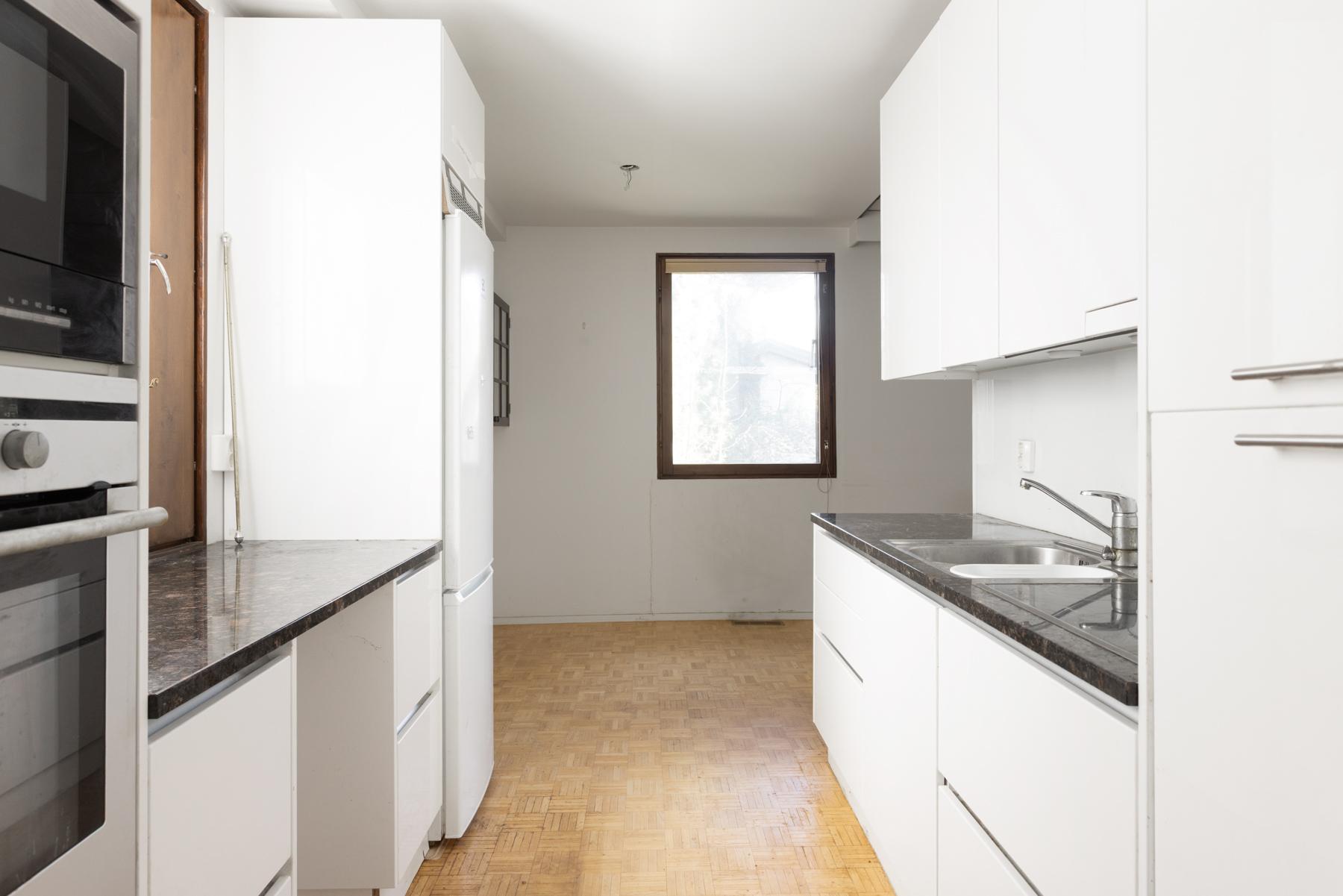 Keittiöstä ruokailutilaan päin