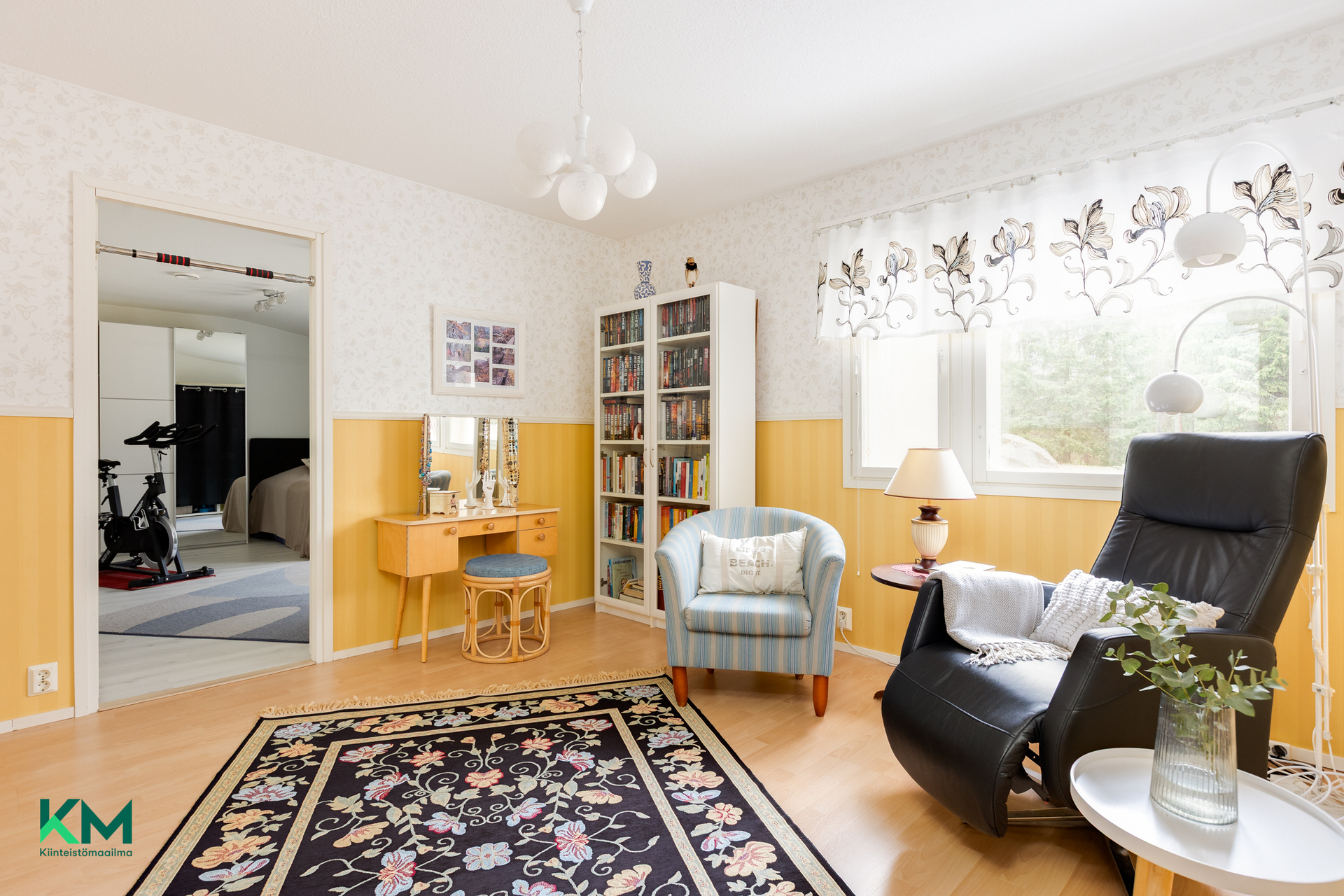 Laajennusosaan kulku tämän huoneen kautta