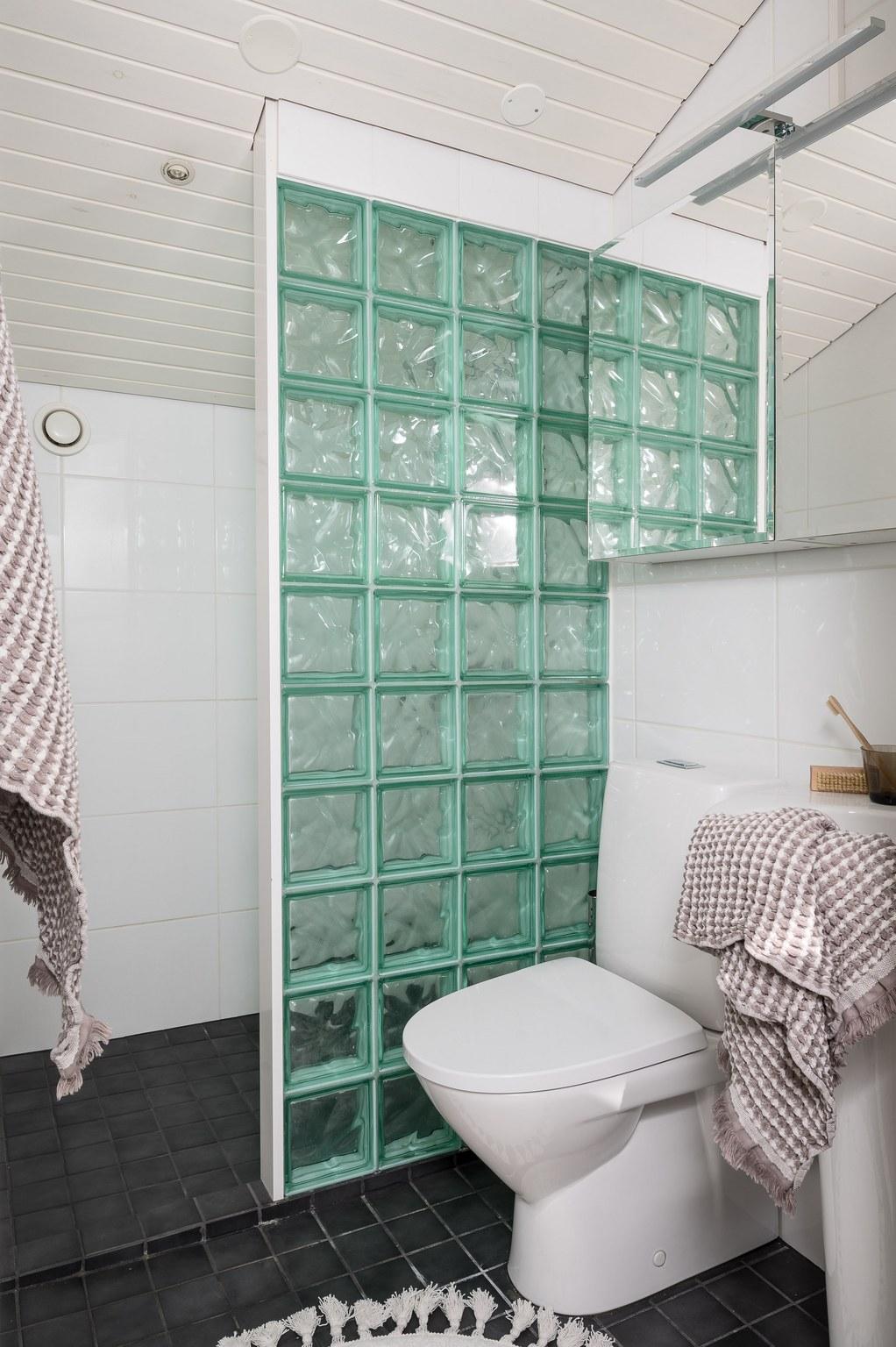 Kylpyhuone, yläkerta