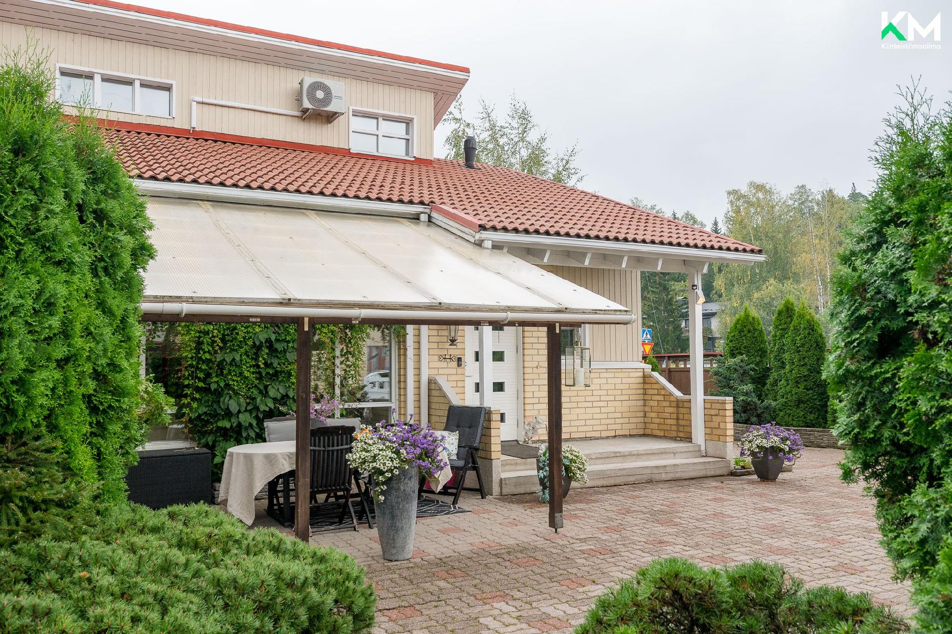 Sisääntulopiha kivetty