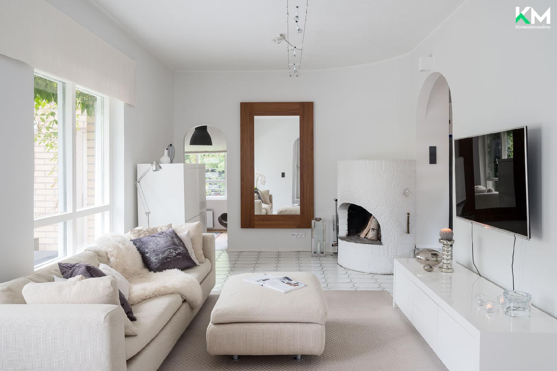 Valoisa olohuone, näkymät terassipihalle