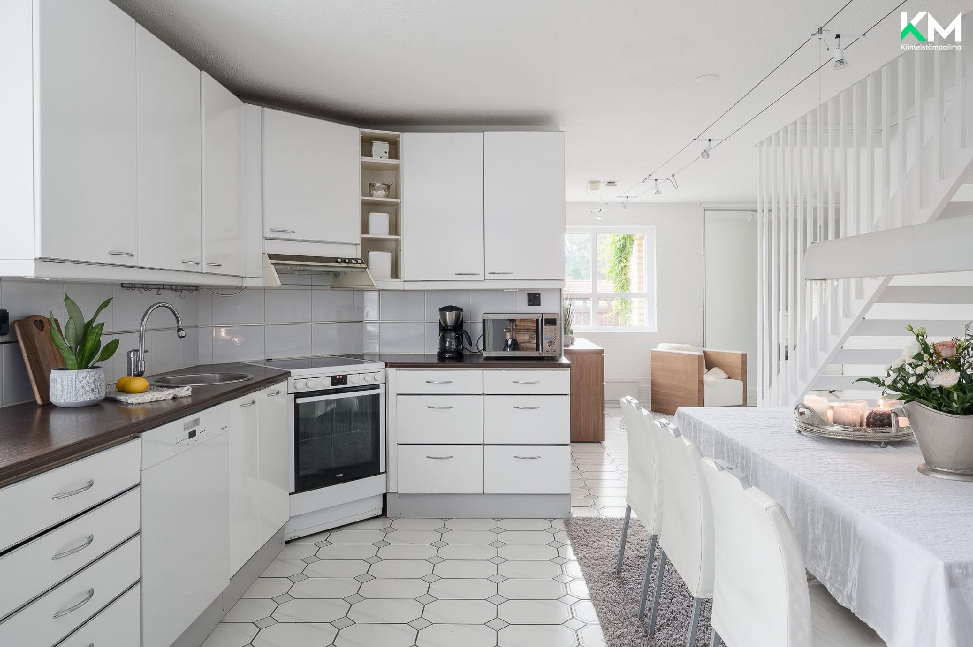 Keittiöön mahtuu iso ruokapöytä