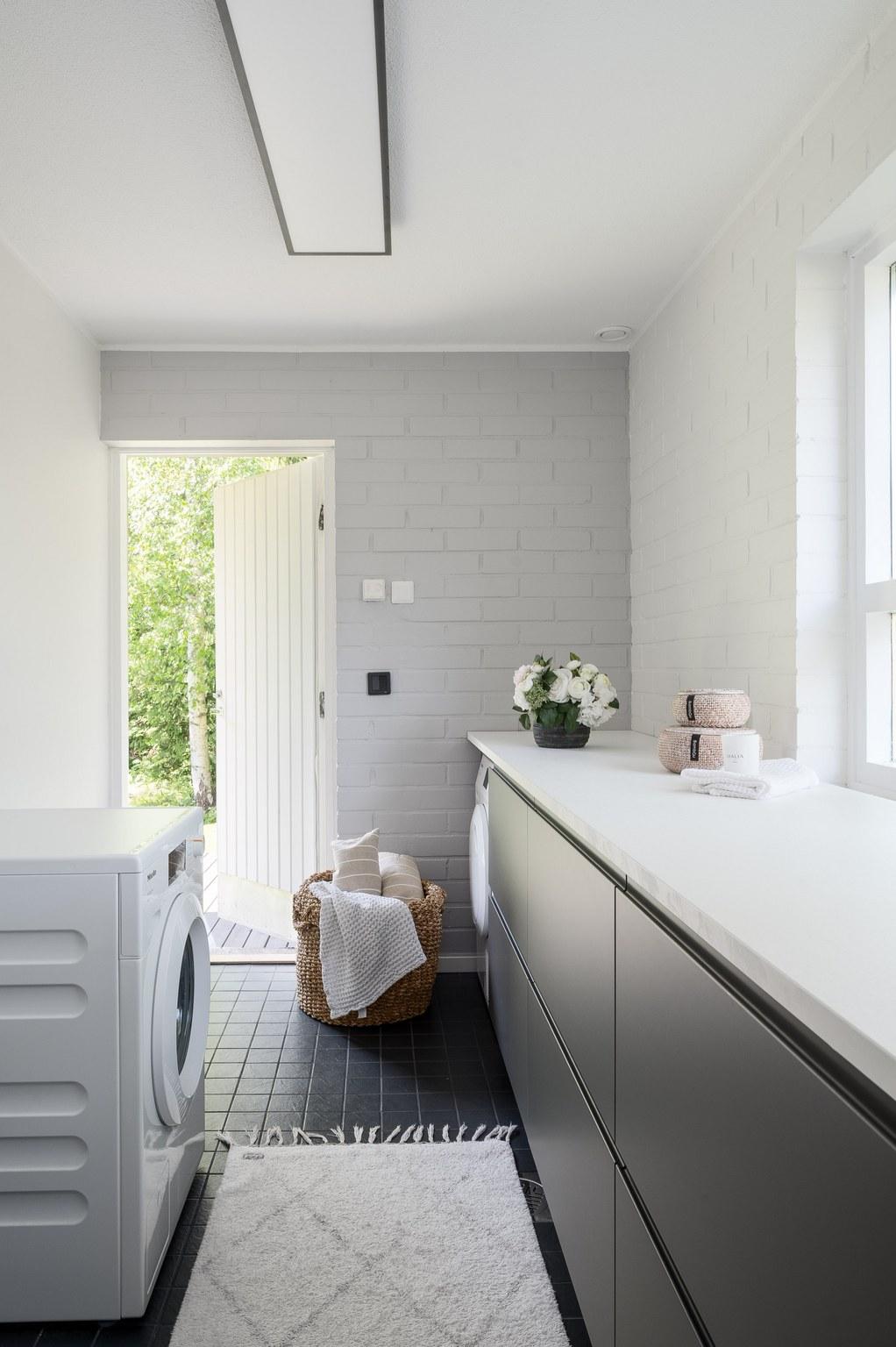 Kodinhoitohuoneesta käyntitakapihalle