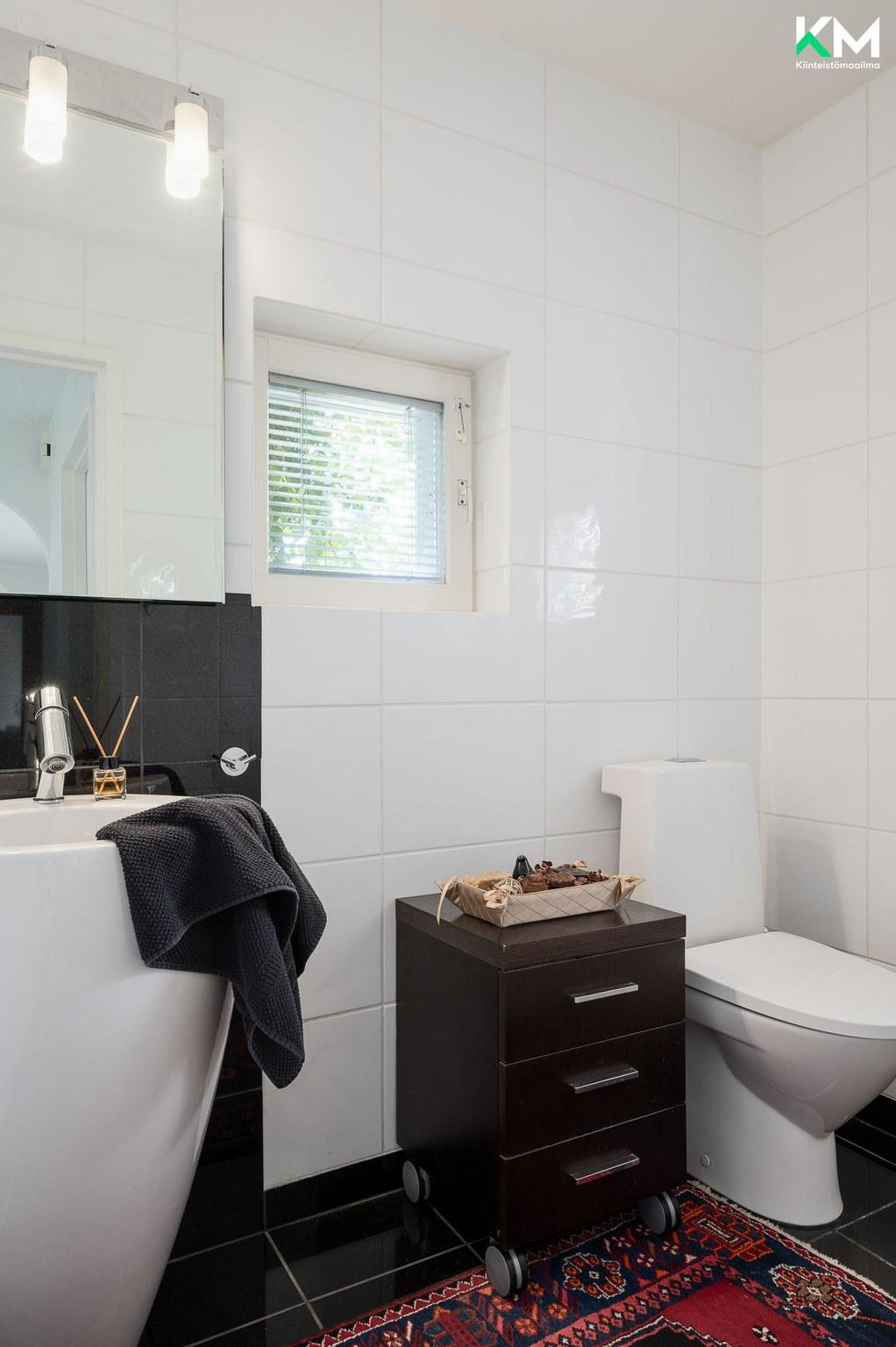 Erillinen wc, alakerta