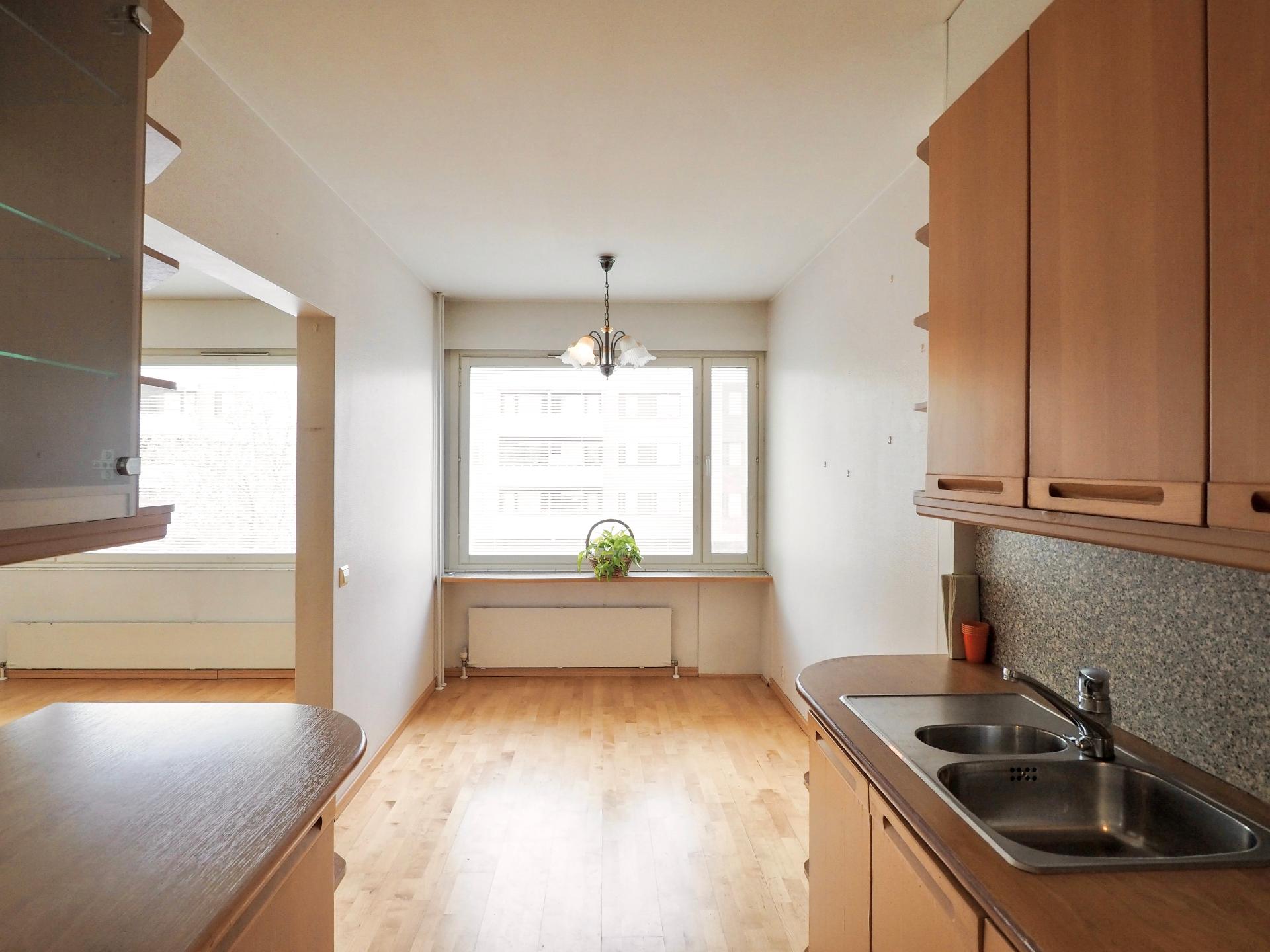 keittiössä paikka ruokapöydälle