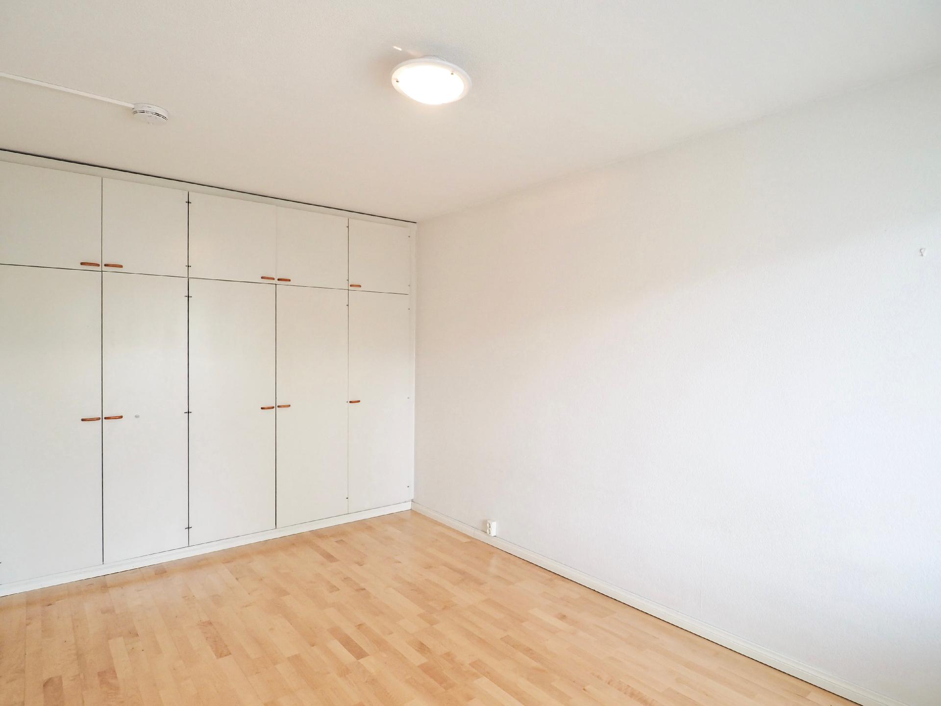 makuuhuoneessa kaapistot