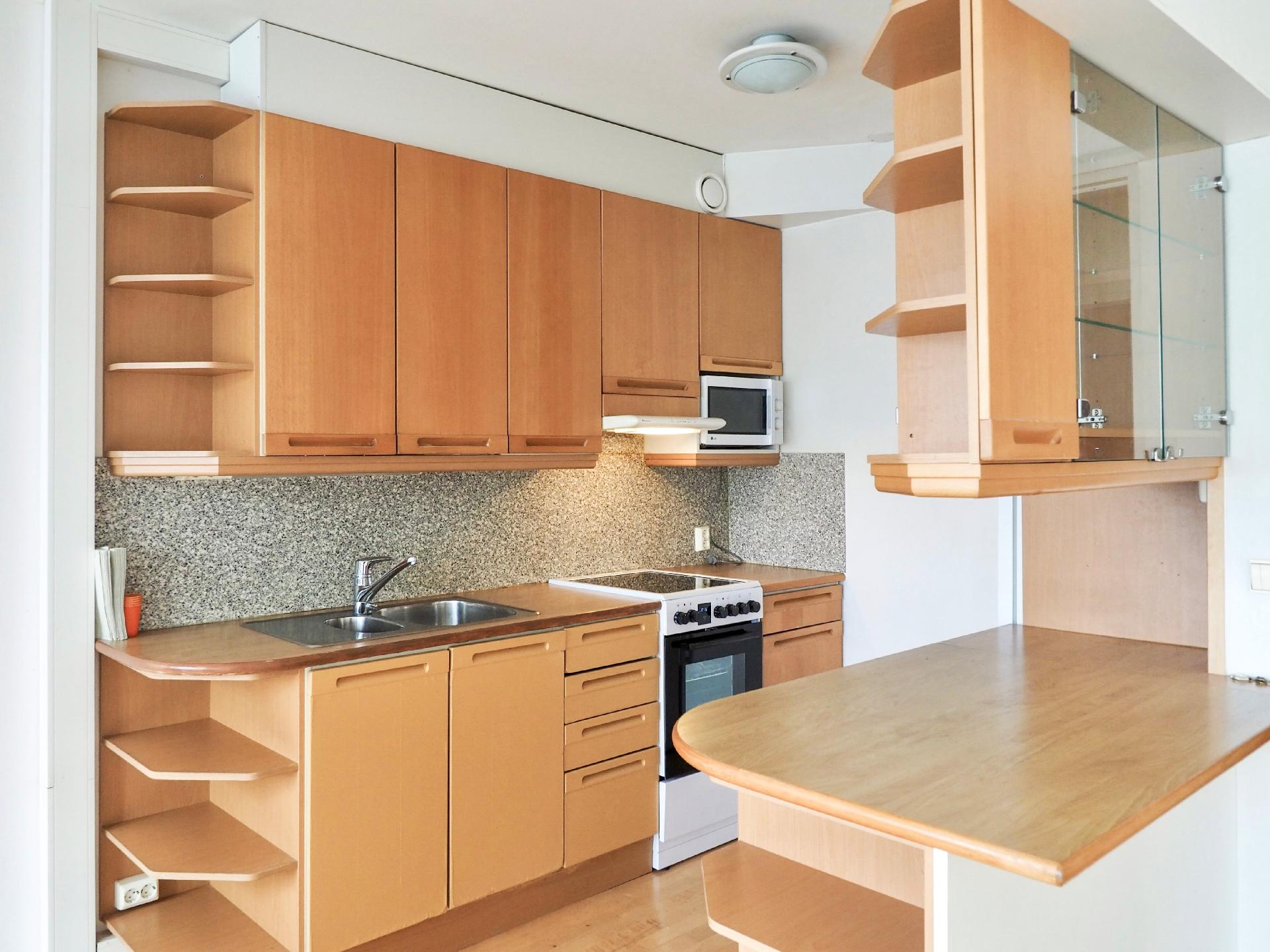 keittiössä hyvin kaappitilaa