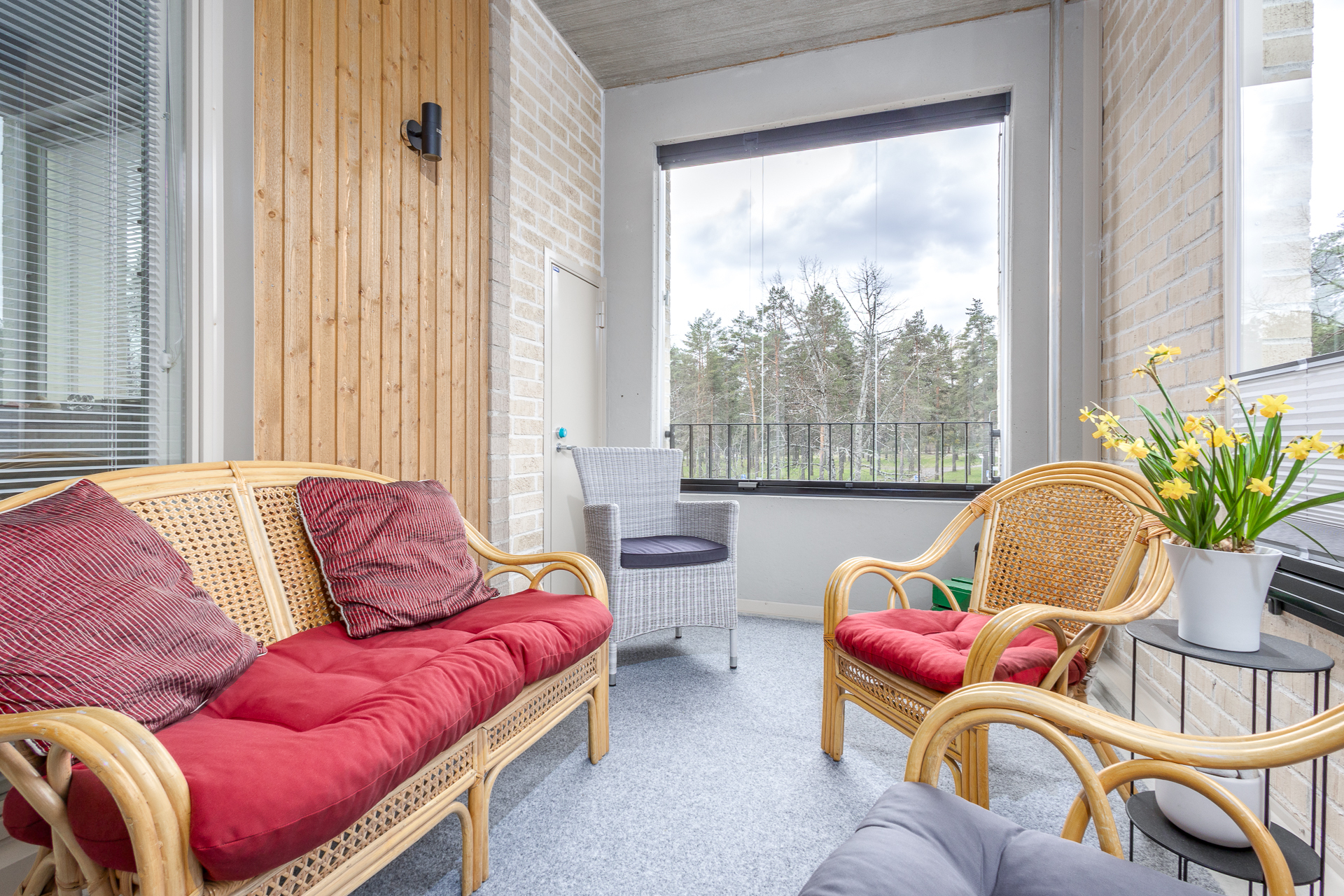 Tilava lasitettu parveke