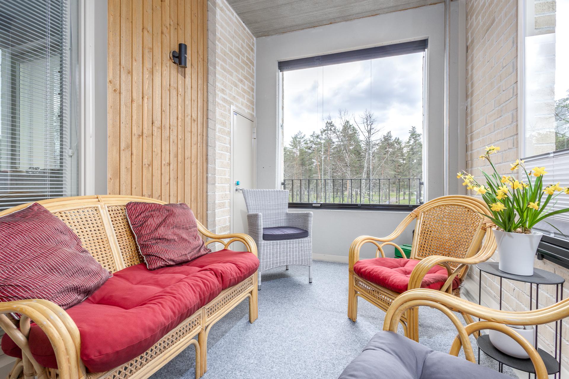 Tilava lasitettu parveke