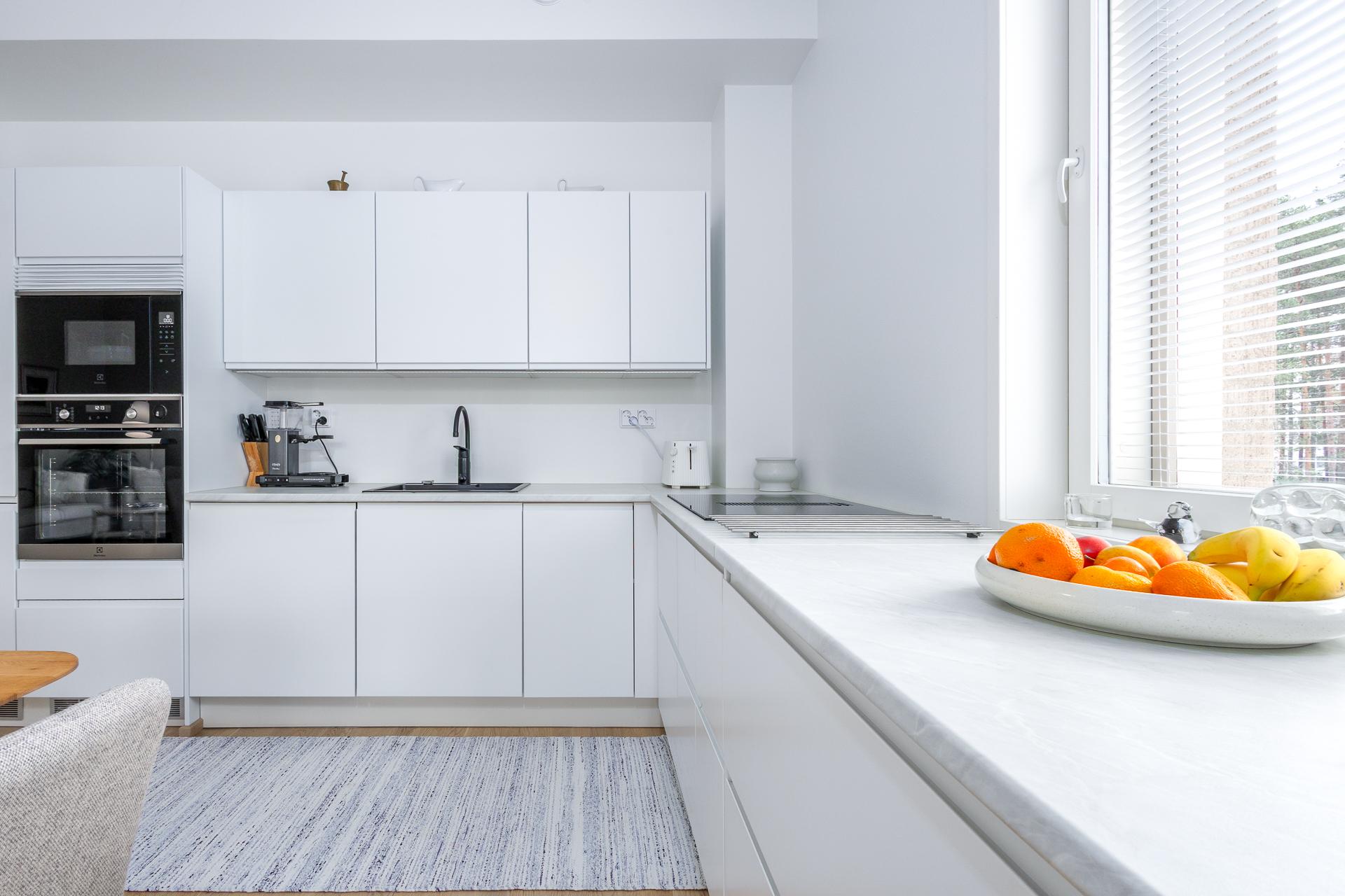 Keittiössä runsaasti laskutilaa