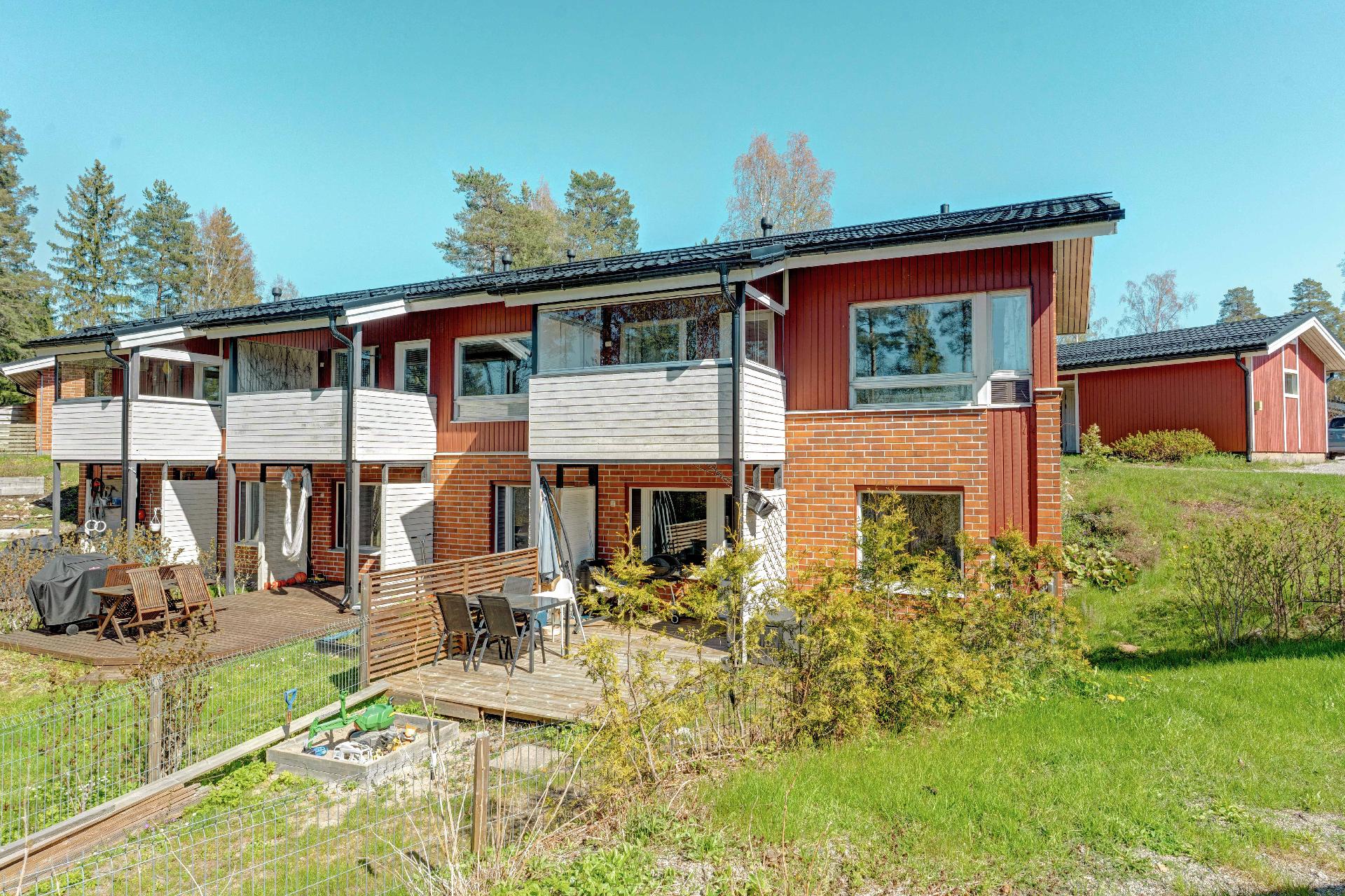 Takapihan puoleinen julkisivu