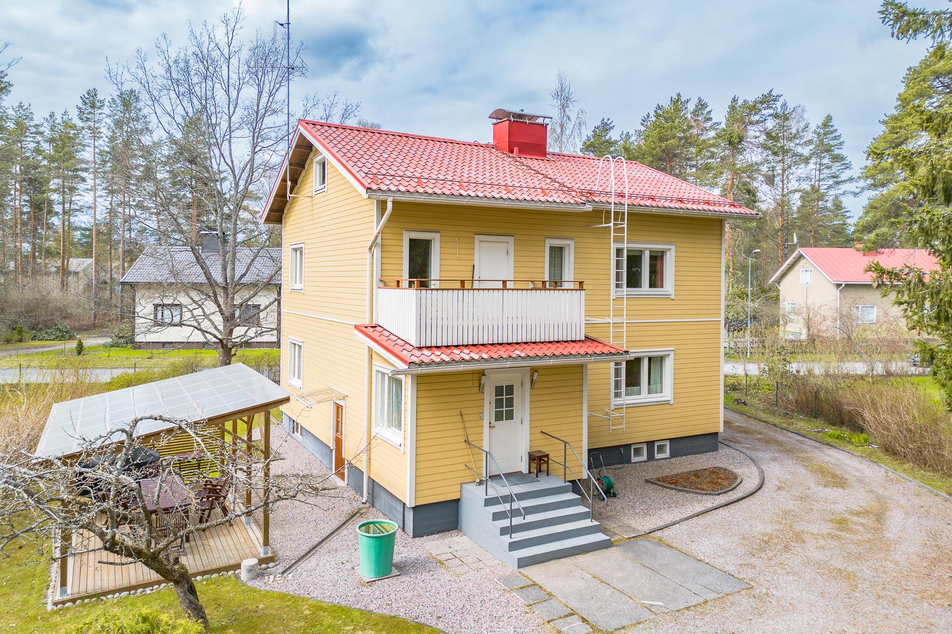 Julkisivu pihalle