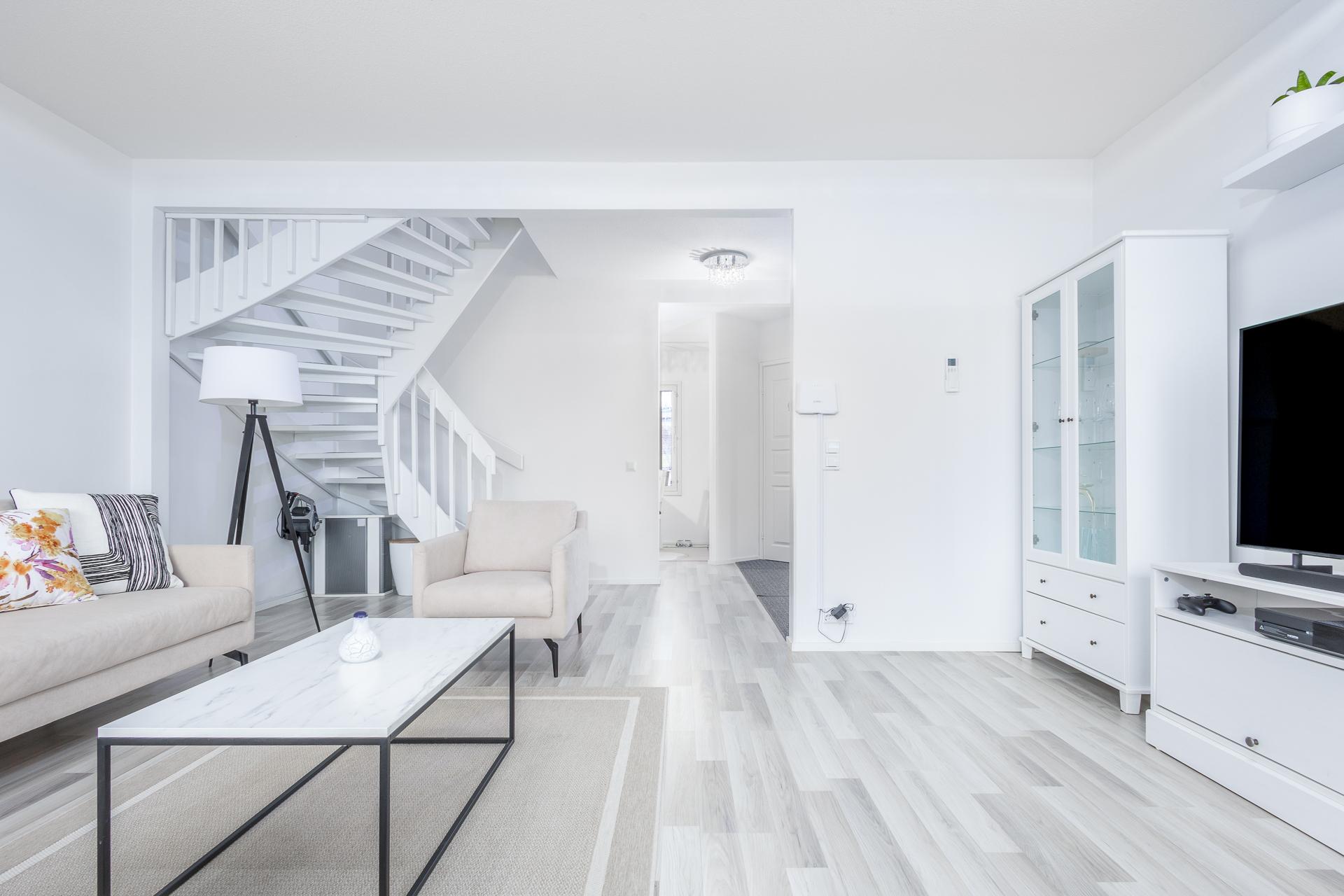 valoisa ja tilava olohuone