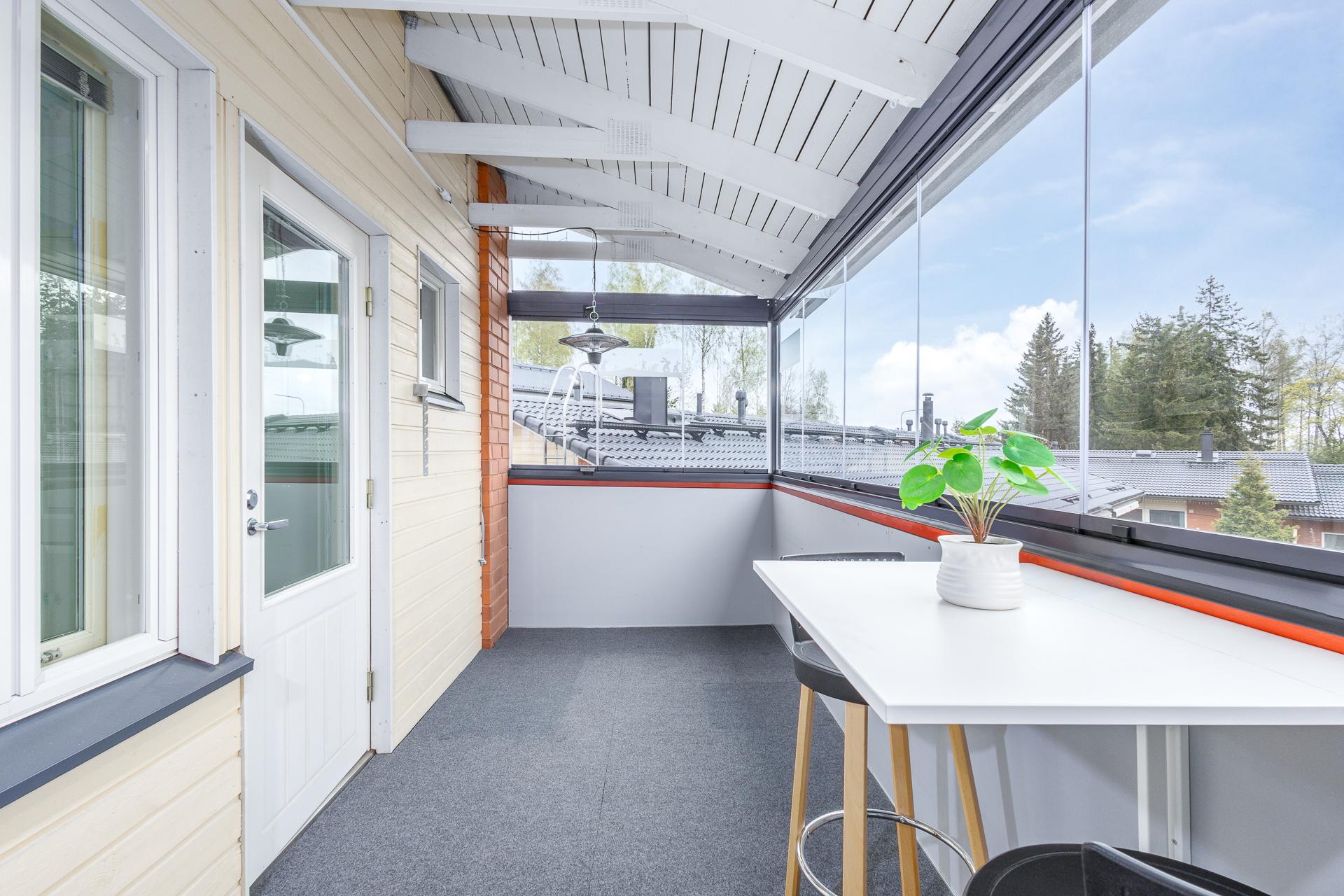 suuri lasitettu parveke