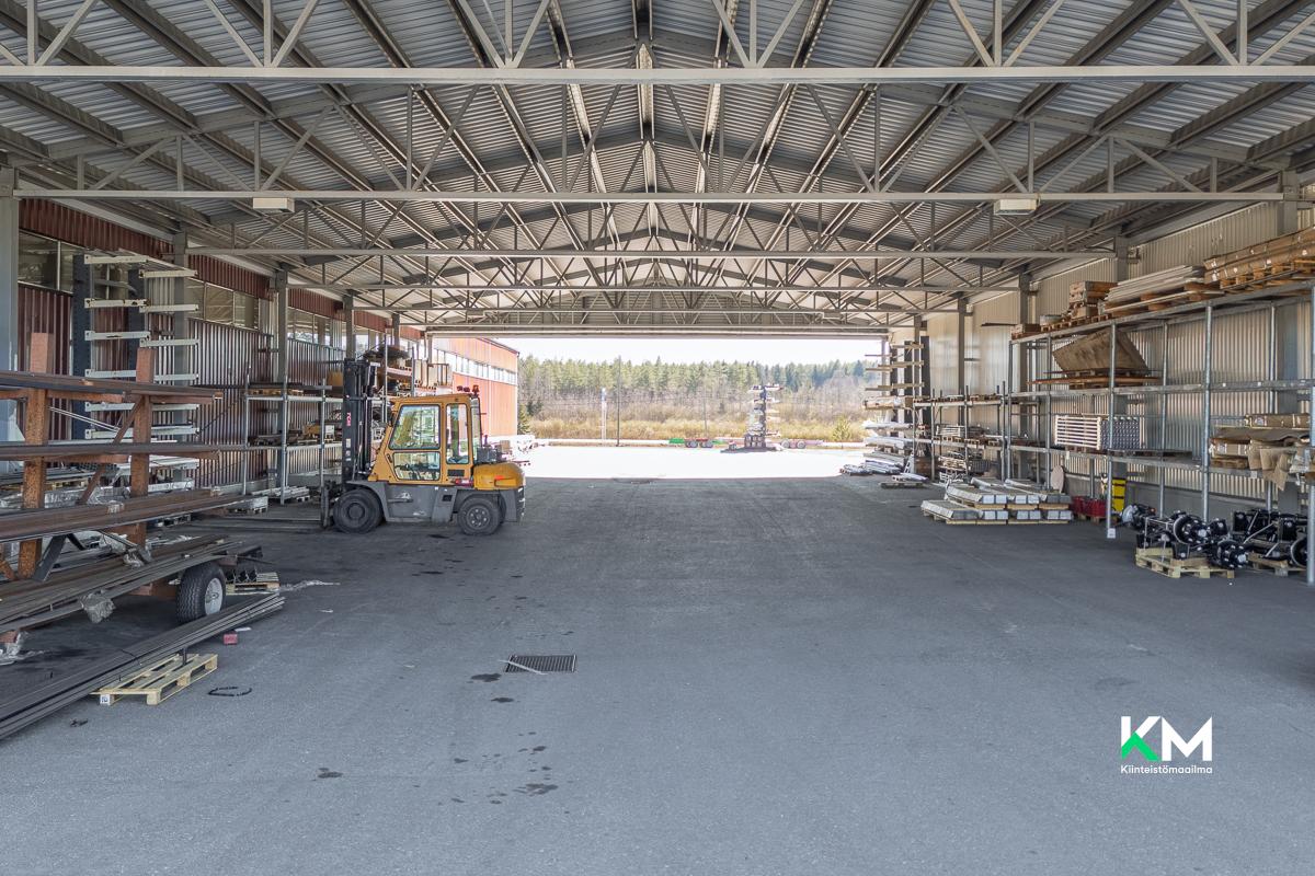 Hallien välillä oleva katos