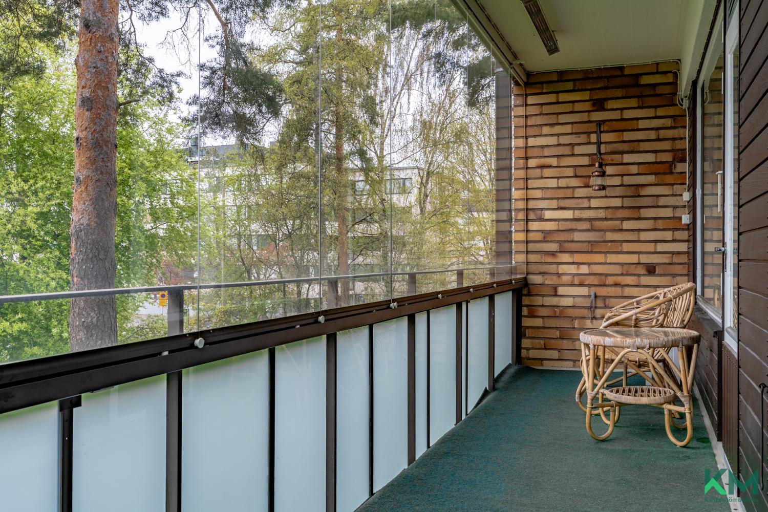 Pitkä, tilava parveke.