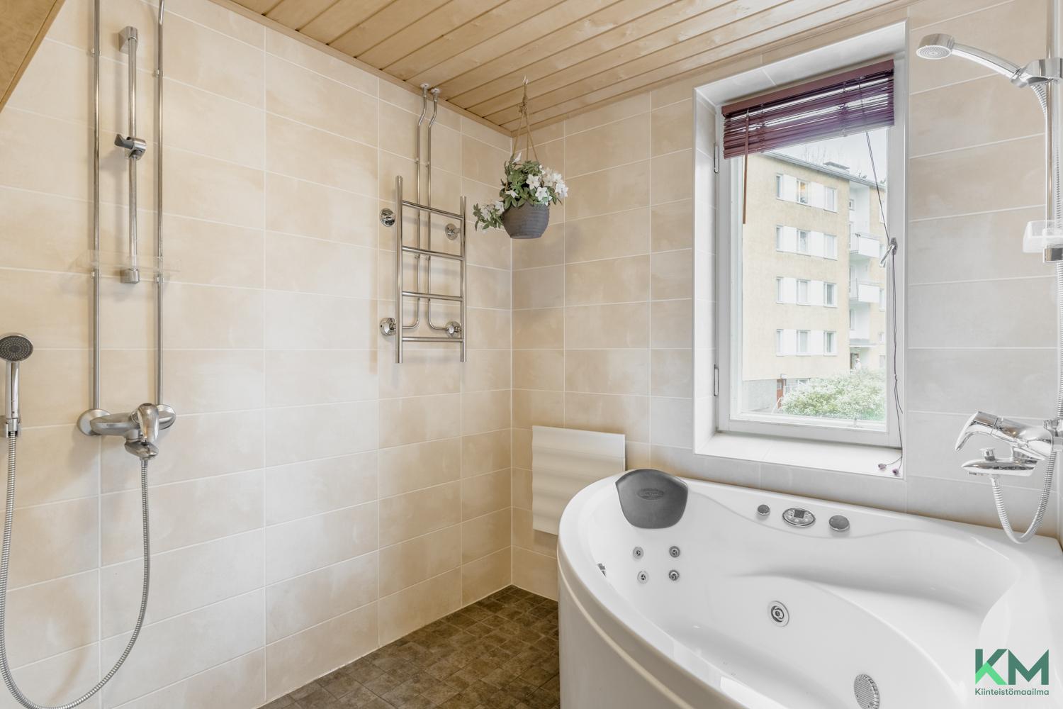 Ikkunallinen kylpyhuone, poreamme ja suihku.