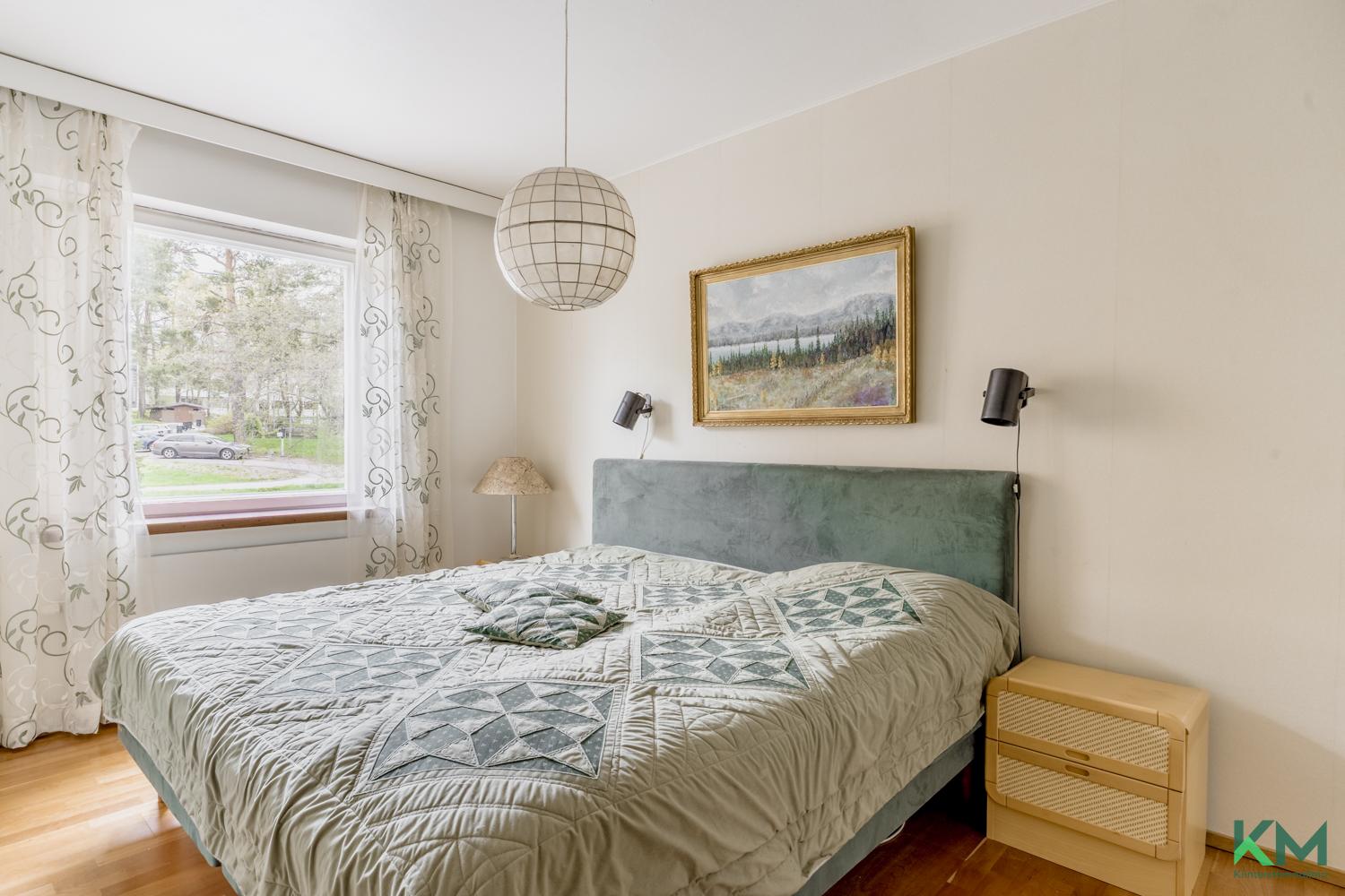 Makuuhuoneeseen mahtuu jättisuuri sänky.