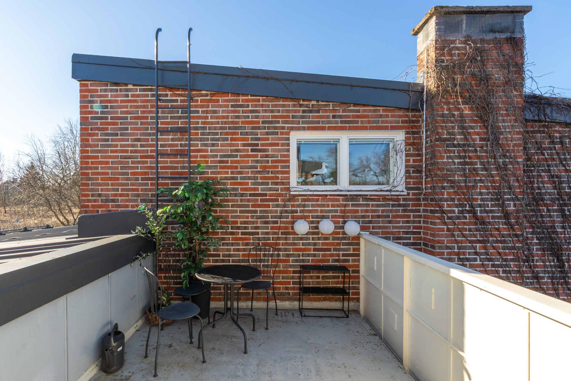 Päämakuuhuoneesta on käynti parvekkeelle