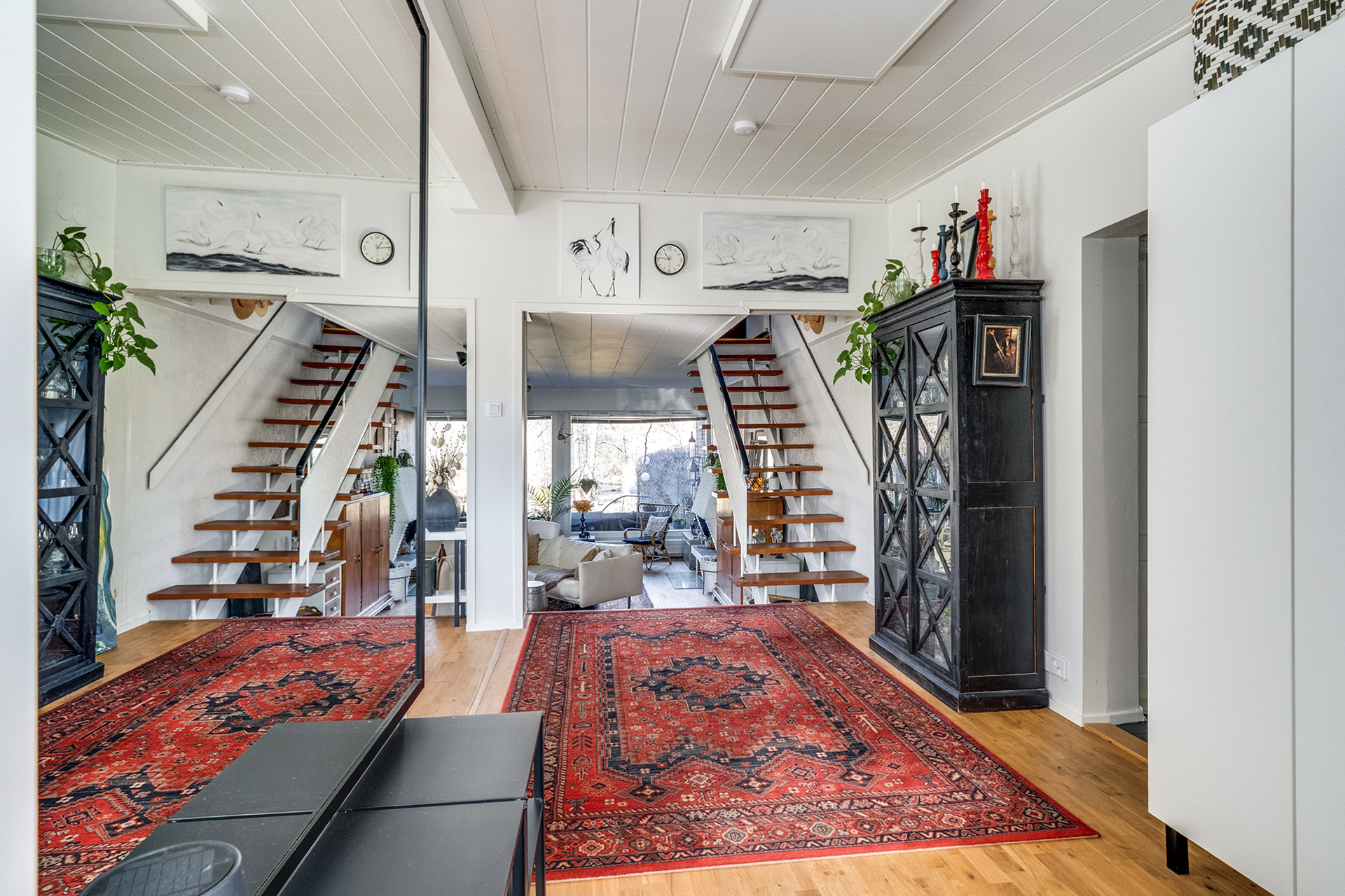 Koskinäkymä vastaanottaa tulijan jo heti eteisessä