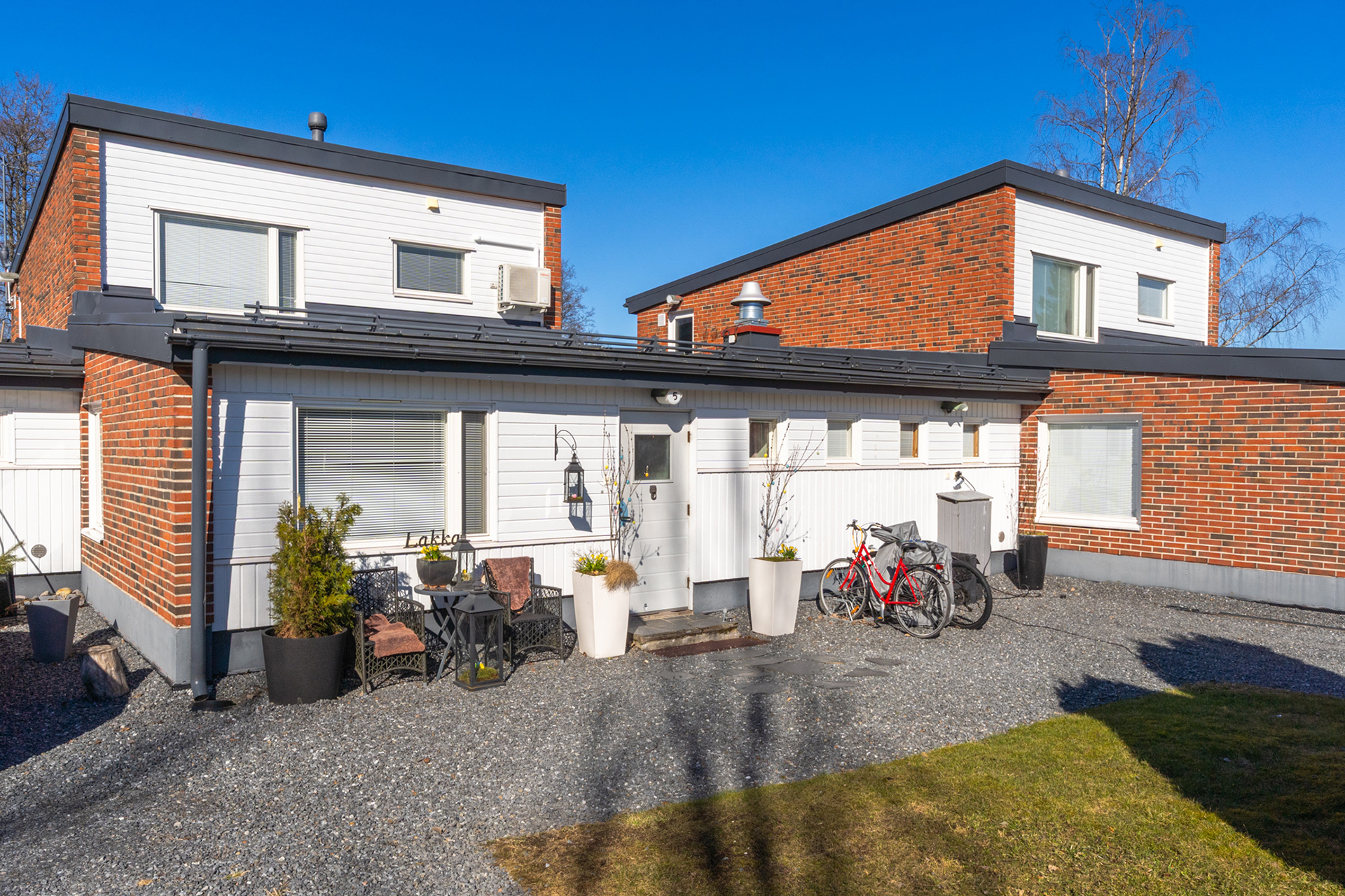 Etupihaa ja sisäänkäynti