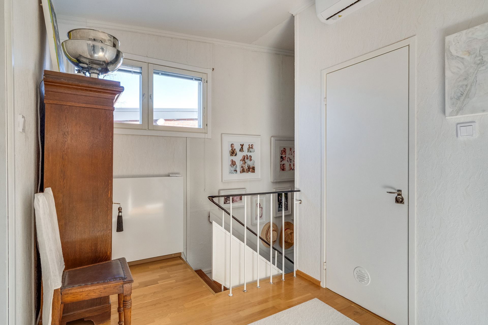 Yläkerran aula, viilentävä ilmalämpöpumppu