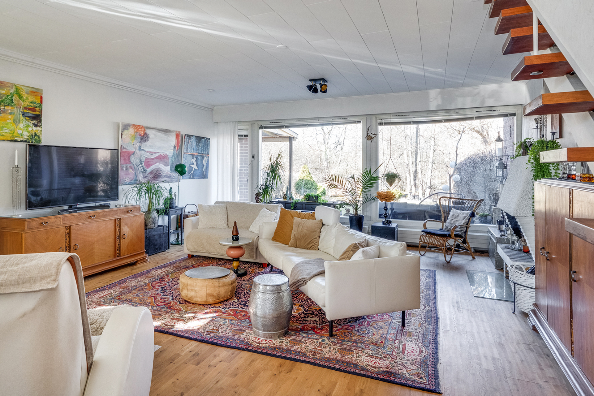 Avara olohuone, tunnelmallinen avotakka