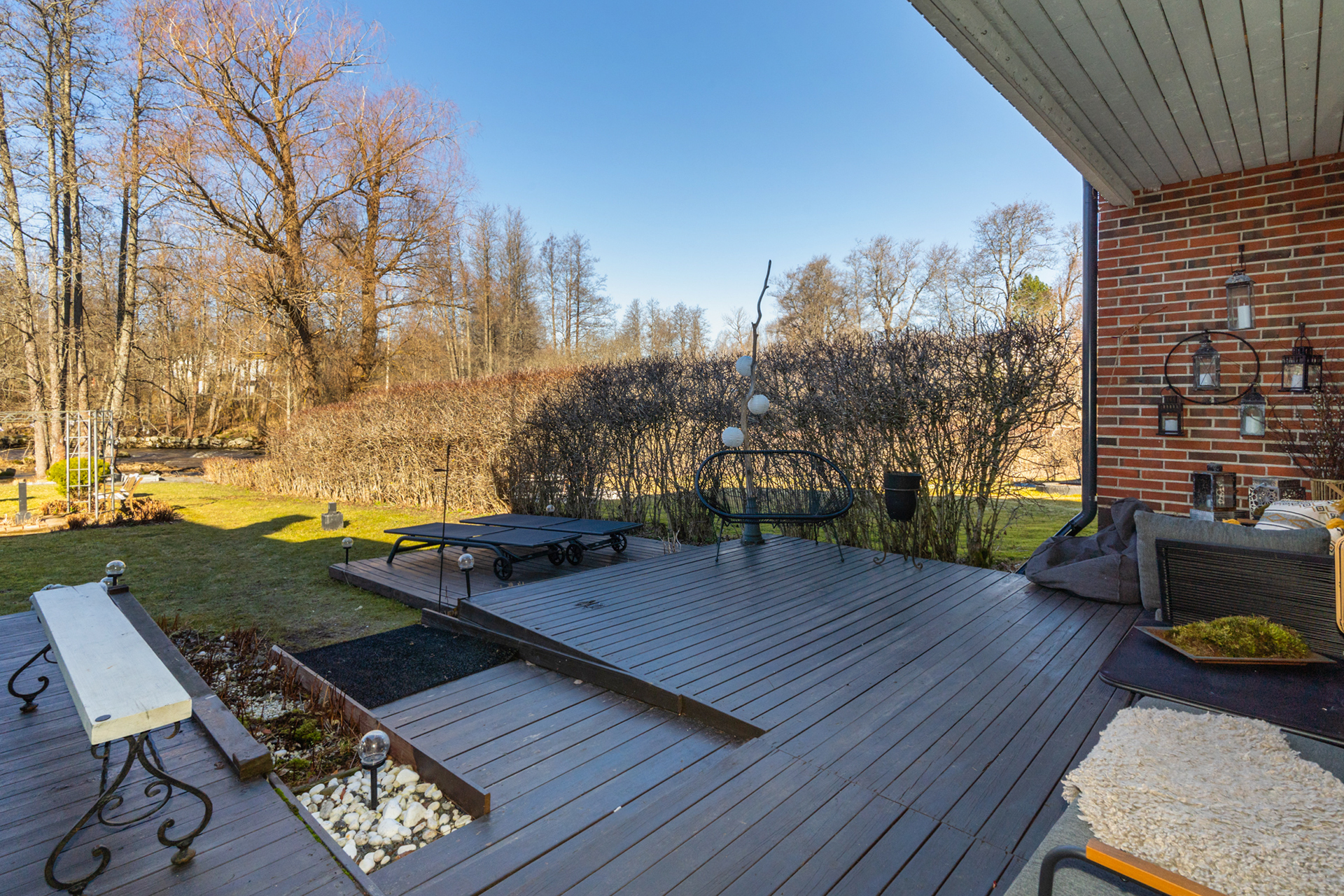 Tilava terassi, jossa on mukava nauttia iltapäivän auringosta