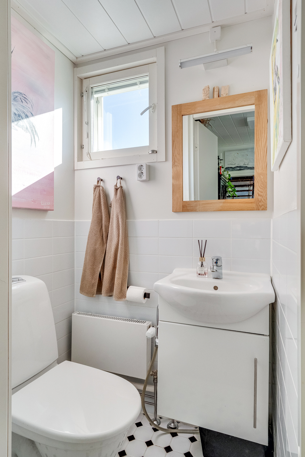 Alakerran erillinen wc