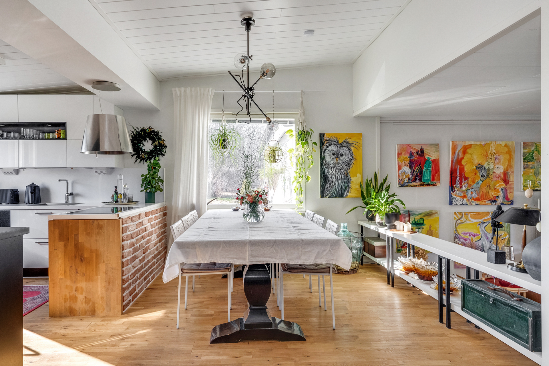 Ruokailutilaan mahtuu isompikin ruokapöytä