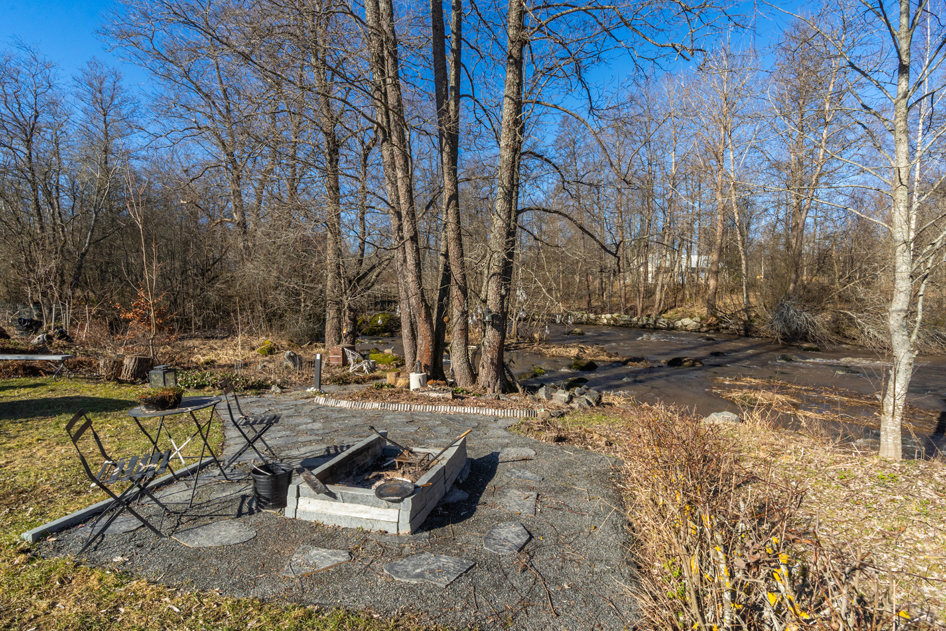 Viehättävä tulentekopaikka rannassa